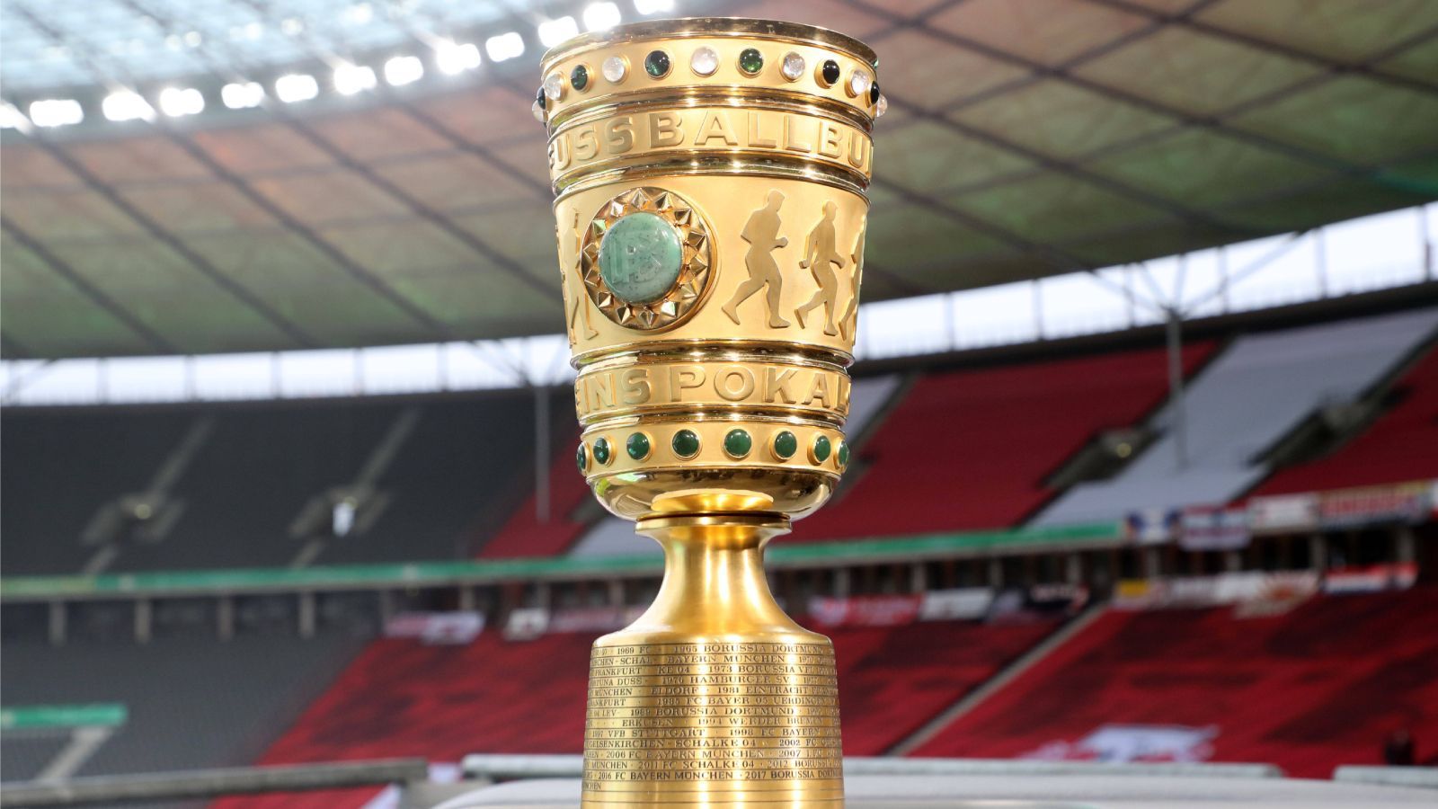 
                <strong>DFB-Pokal: Auftakt am 6. August</strong><br>
                Nach den ersten beiden Spieltagen in der zweit- und dritthöchsten Spielklasse Deutschlands startet auch der DFB-Pokal in die neue Saison. Eröffnet wird der Wettbewerb am Freitag, den 6. August, von drei Parallelspielen ab 20:45 Uhr: Dann tritt Rekordsieger FC Bayern München beim Bremer SV an, Dynamo Dresden und der SC Paderborn 07 treffen sich zum Zweitligaduell und der TSV 1860 München empfängt den SV Darmstadt 98.
              