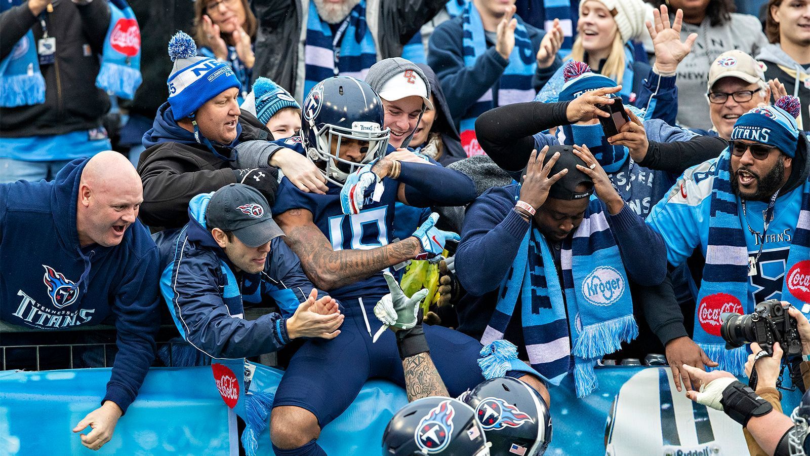 
                <strong>AFC: Tennessee Titans (8-7)  </strong><br>
                Die Tennessee Titans sind momentan in der Pole Position im Kampf und das letzte Playoff-Ticket in der AFC. Die Titans sichern sich einen Playoff-Platz ...&#x2022; wenn sie bei den Houston Texans gewinnen<br>&#x2022; wenn sie bei den Texans unentschieden spielen, und die Steelers gegen die Baltimore Ravens verlieren oder unentschieden spielen<br>&#x2022; wenn sie bei den Texans verlieren, gleichzeitig die Steelers verlieren und die Indianapolis Colts gegen die Jacksonville Jaguars verlieren oder unentschieden spielen<br>
              