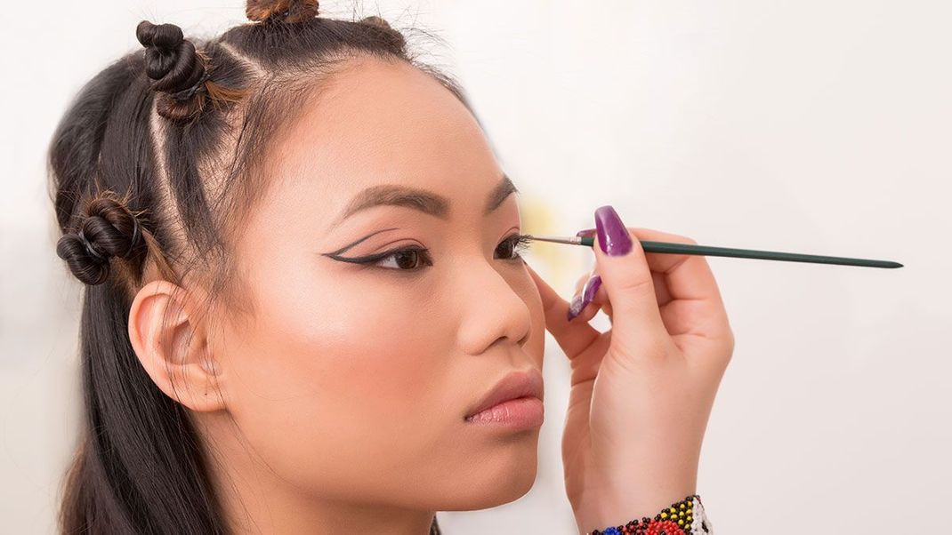 Kreativität kennt keine Grenzen! Warum Trendsetter und Models bereits auf den Eyeliner-Trend "Floating Liner" schwören, lest ihr hier.