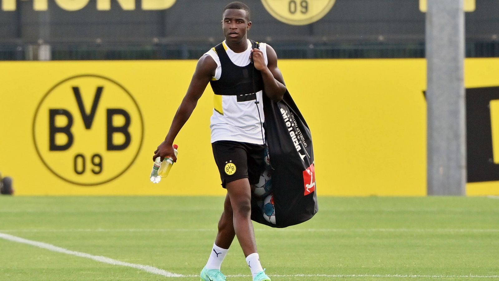 
                <strong>Toptalent Moukoko kann wieder mitwirken</strong><br>
                Dortmunds Juwel Youssoufa Moukoko verpasste wegen einer Verletzung das Finish der Vorsaison und auch die Final-Runde der U21-EM. Nun ist der 16-Jährige aber wieder fit und von Beginn an in der Vorbereitung dabei. 
              