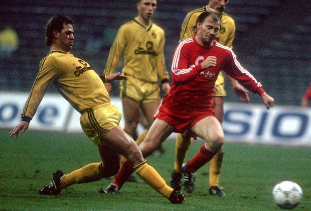 
                <strong>Hansi Pfügler</strong><br>
                Hansi Pfügler war jahrelang beim FC Bayern München aktiv. Seine Titelliste liest sich beeindruckend: fünf mal deutscher Meister, drei mal DFB-Pokal-Sieger und Weltmeister von 1990.
              