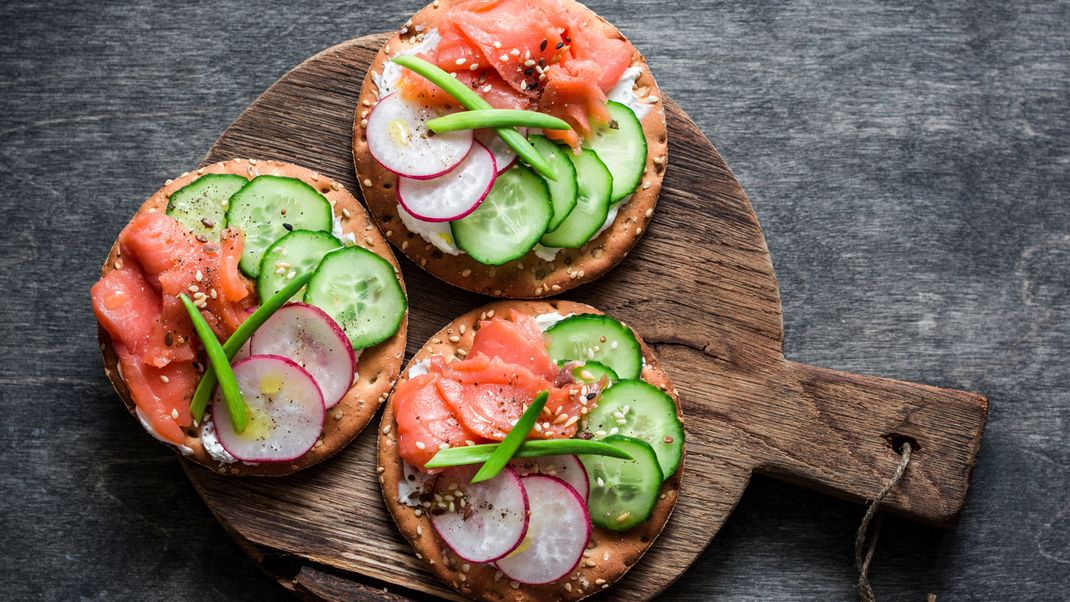 Für einen kleinen Schärfekick kannst du deine Flohsamenschalen-Cracker mit Lachs auch mit Radieschen verfeinern.