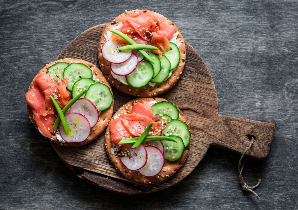 Leckere Cracker mit Flohsamenschalen und Lachs - das schnelle Rezept ...