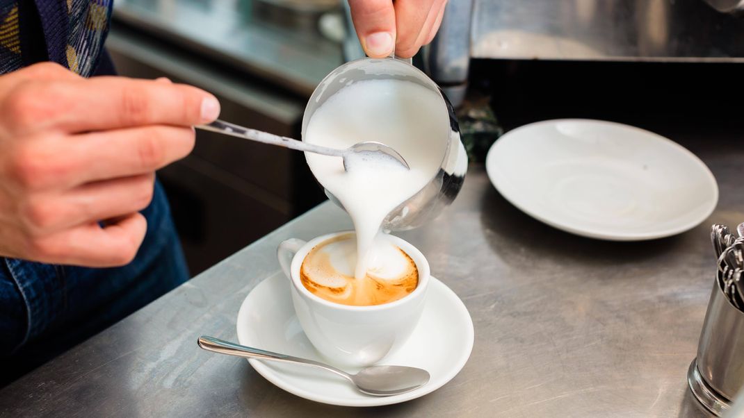 Milch trinken viele Menschen fast täglich. Sie gehört zum klassischen Cappuccino.