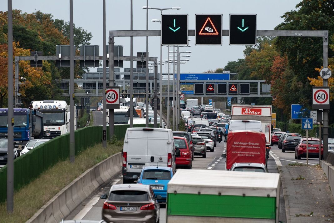 Die Autobahn A111 wurde zweimal zwischen den Anschlussstellen Schulzendorfer Straße und Holzhauser Straße gesperrt.