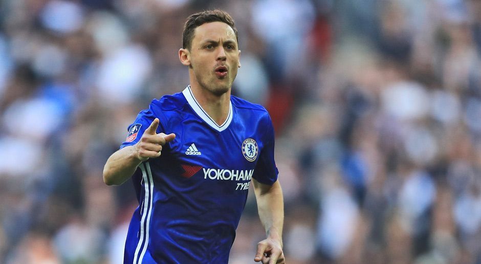 
                <strong>Nemanja Matic (Manchester United)</strong><br>
                Der Schüler kehrt zu seinem Lehrer zurück! Manchester United hat die Verpflichtung von Nemanja Matic bekanntgegeben. Der 28-jährige Serbe ist damit wieder mit seinem Förderer Jose Mourinho vereint, der den 1,94 Meter großen Mittelfeldspieler einst schon zum FC Chelsea holte und in seiner zweiten Ära an der Stamford Bridge von Benfica Lissabon wieder zurückholte. Nun ist das portugiesisch-serbische Duo also zum dritten Mal vereint. Laut Berichten von "Sky Sports" und "BBC" soll sich die Ablösesumme für Matic auf 45 bis 55 Millionen Euro belaufen. Bereits vor der offiziellen Bestätigung des Transfers kursierten im Netz Bilder, auf denen Matic ein ManUtd-Trikot trug.
              