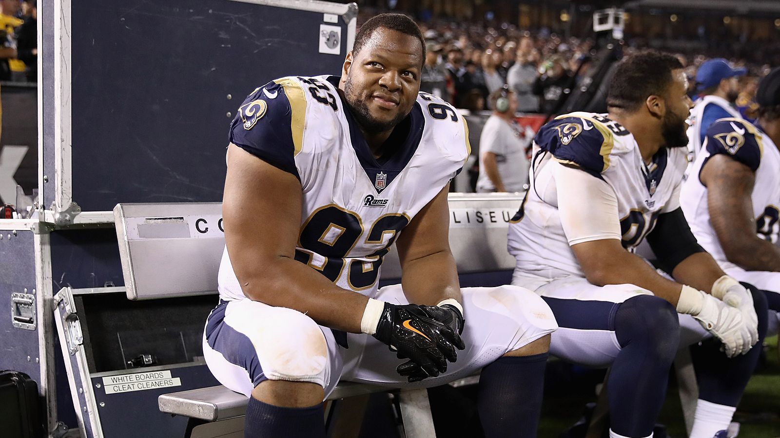 
                <strong>Ndamukong Suh</strong><br>
                Ndamukong Ngwa Suh (Tackle der Los Angeles Rams)
              