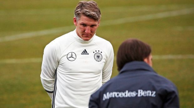 
                <strong>21016: Abreise aus DFB-Lager</strong><br>
                Schon wieder verletzt! Bastian Schweinsteiger muss nach einem Innenbandriss im rechten Knie aus dem DFB-Lager vor den Länderspielen gegen England und Italien abreisen. ran.de wirft einen Blick in die Krankenakte Schweinsteiger.
              