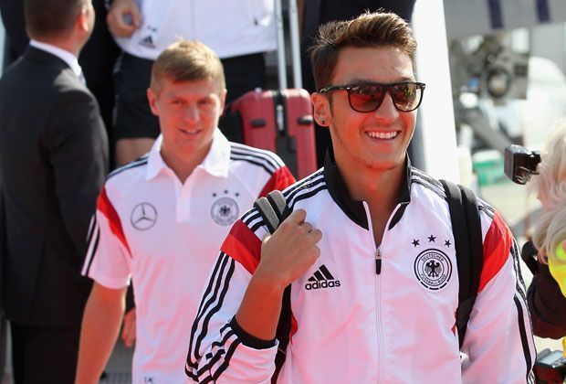 
                <strong>Freude bei Özil</strong><br>
                Auch Özil freut sich über die Ankunft.
              