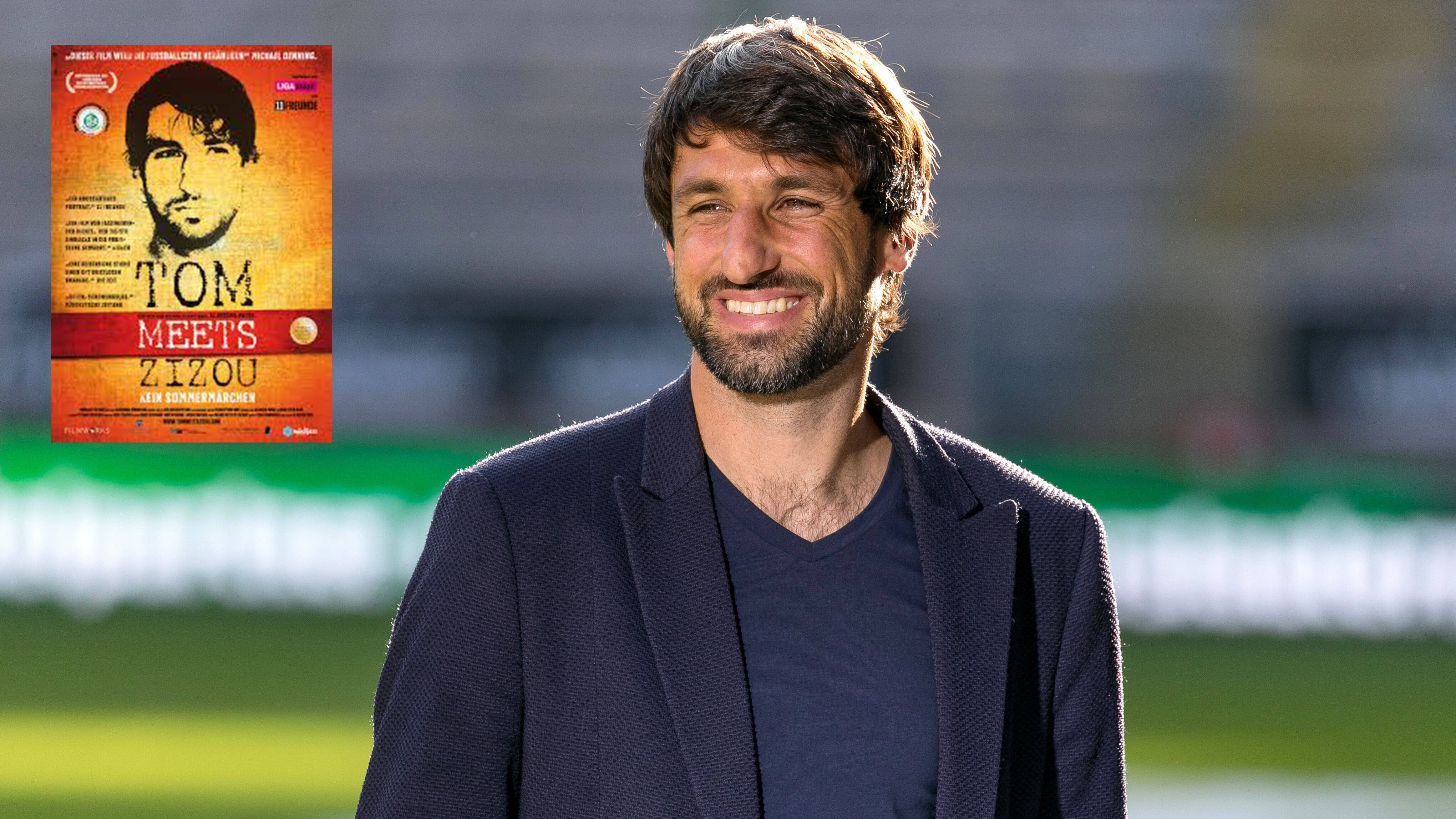 
                <strong>Thomas Broich</strong><br>
                Thomas Broich hat in seiner Karriere einiges erlebt. Einst galt er als großes deutsches Talent und legte einen rasanten Aufstieg in der Bundesliga hin. Sein Glück fand der heutige ARD-Experte aber in Australien, wo er bei Brisbane Roar über sieben Jahre in der A-League spielte. Filmemacher Aljoscha Pause begleitete Broich über acht Jahre und formte aus mehr als 100 Stunden Rohmaterial den Film "Tom meets Zizou – Kein Sommermärchen". Der Titel ist dabei an die ehemalige E-Mail-Adresse Broichs angelehnt. Sie lautete "tommeetszizou@aol.com" und verwies auf sein damaliges Vorbild Zinedine Zidane.
              