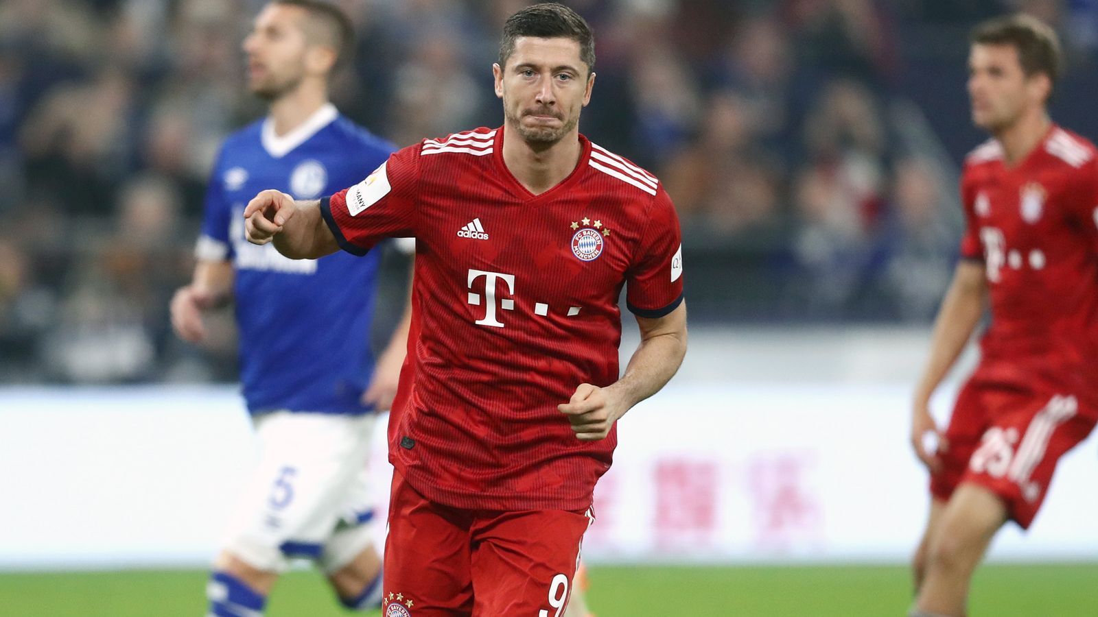 
                <strong>Lewandowskis Tor-Serie gegen Schalke</strong><br>
                Der FC Bayern München gewann am 4. Spieltag der Saison 2018/19 locker und souverän mit 2:0 auf Schalke. Torjäger Robert Lewandowski erzielte in der 64. Minute den zweiten Treffer für den amtierenden Meister und damit geht der Erfolgslauf des Polen gegen die Gelsenkirchener weiter. Lewandowski traf damit nämlich schon im sechsten Bundesliga-Spiel in Folge gegen S04. (Quelle: optafranz/twitter)
              