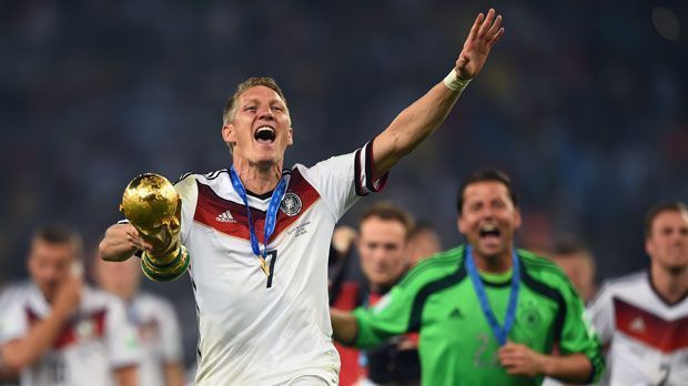 
                <strong>Mission erfüllt</strong><br>
                Mit dem Weltmeistertitel 2014 krönte Schweinsteiger seine lange Karriere. Doch aufhören wollte er noch nicht.
              