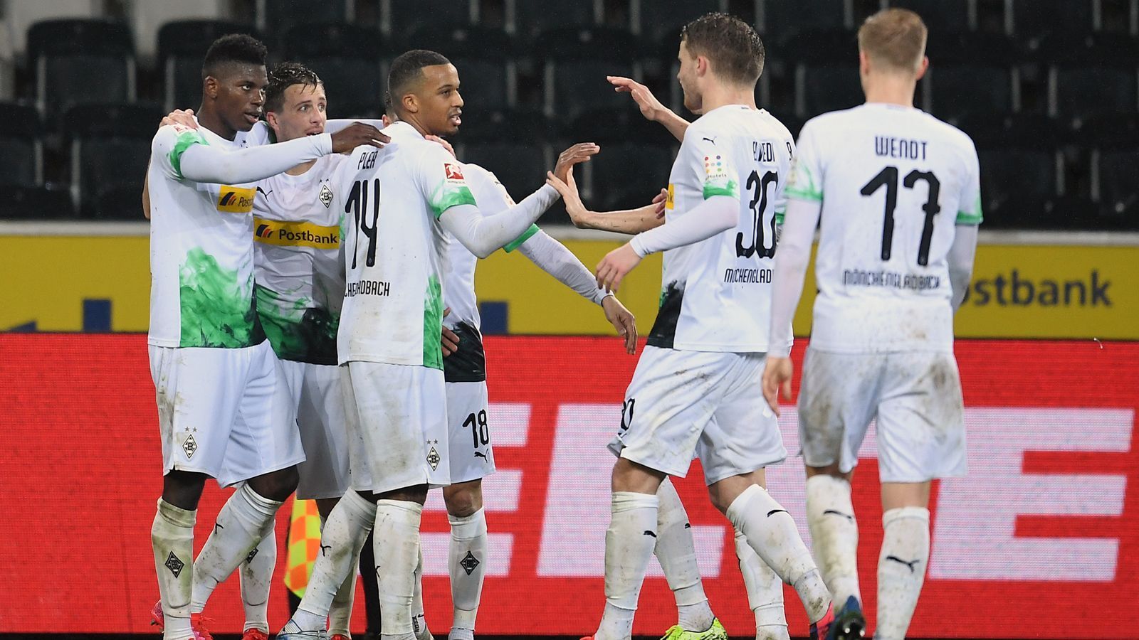 
                <strong>Platz 4: Borussia Mönchengladbach</strong><br>
                 - 49 Punkte - 49:30 Tore - Torverhältnis: +19 - Restprogramm: Frankfurt (A), Leverkusen (H), Bremen (A), Union Berlin (H), Freiburg (A), FC Bayern (A), Wolfsburg (H), Paderborn (A), Hertha BSC (H) - Verletzte: Denis Zakaria (Knie-Verletzung) - Sperre: Florian Neuhaus (fünfte Gelbe Karte) - Sperre droht: Breel Embolo, Patrick Herrmann, Tony Jantschke, Lars Stindl (jeweils vier Gelbe Karten)
              