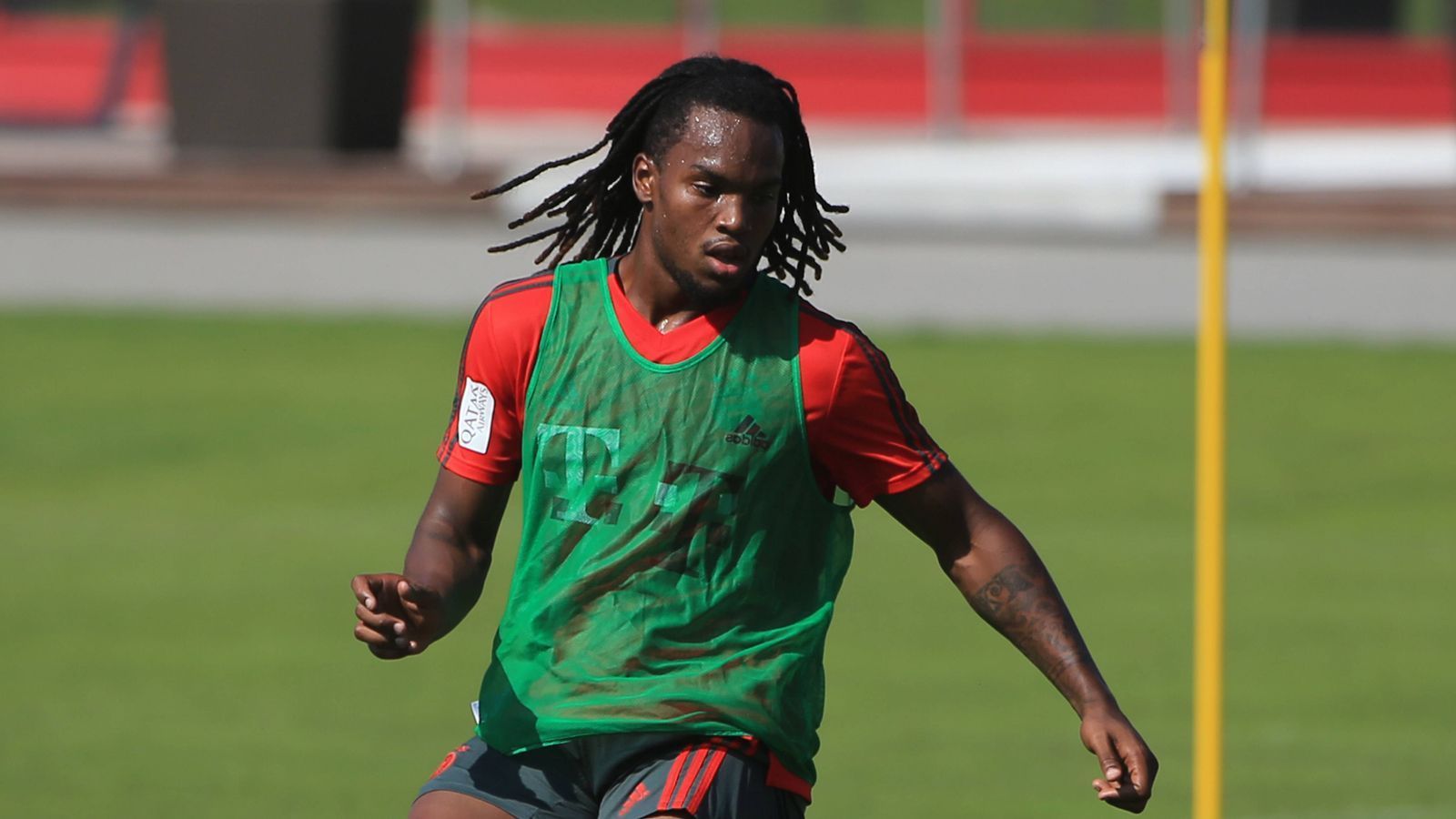 
                <strong>Renato Sanches</strong><br>
                "Danke Gott, noch 45 Minuten FC Bayern, dann Urlaub und dann nie, nie wieder", diese Worte soll Renato Sanches beim letzten Test vor der Sommerpause durch die Kabine gerufen haben. Der Portugiese will dem Vernehmen nach weg aus München, heißester Kandidat für einen Transfer ist wohl Paris Saint-Germain. 
              