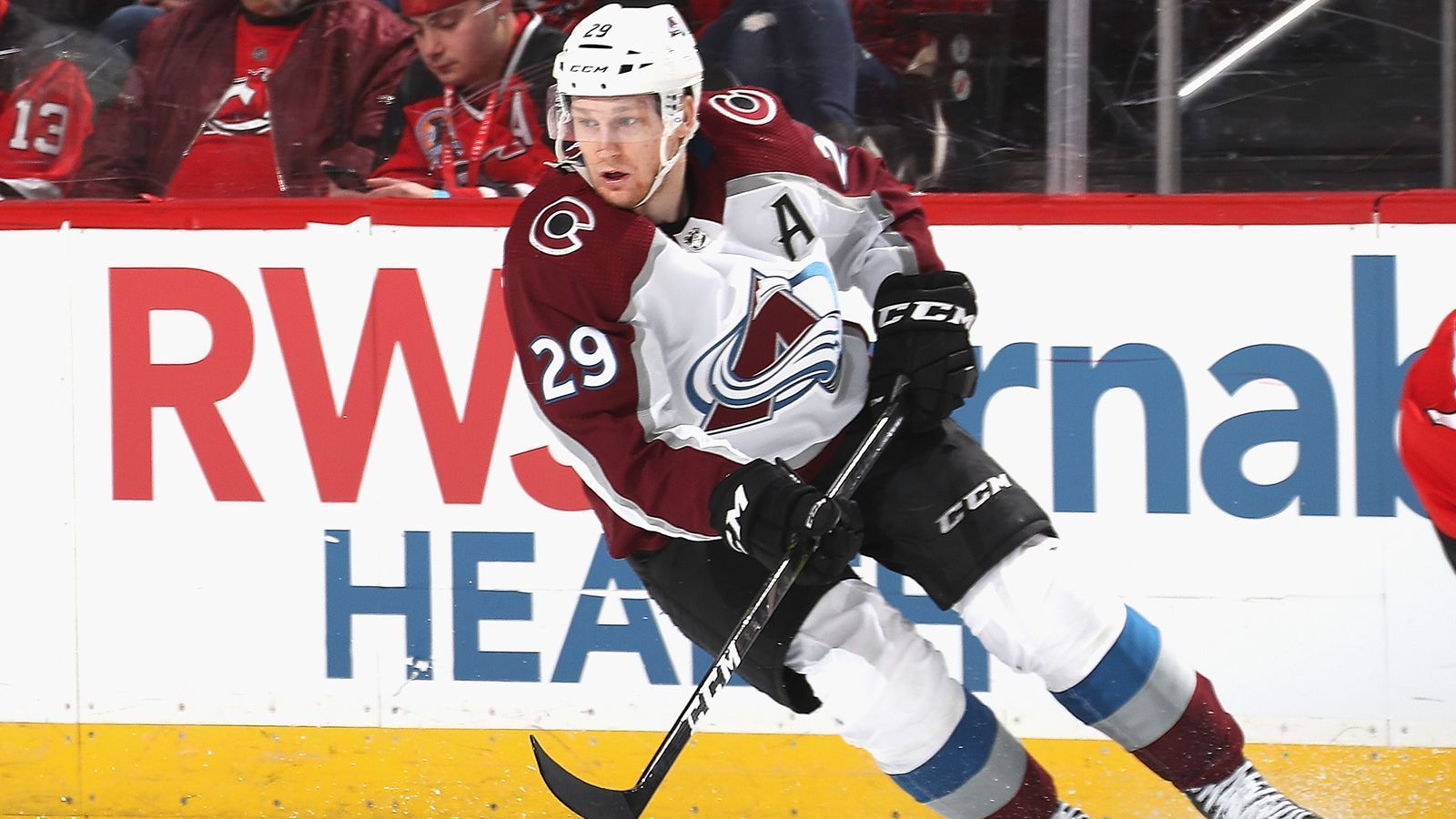 
                <strong>Nathan MacKinnon (Colorado Avalanche)</strong><br>
                Ähnlich wie Panarin in New York trägt MacKinnon die Avalanche. Der Rookie des Jahres 2014 verpasste bereits vor zwei Jahren ganz knapp die Auszeichnung. An seiner Seite lässt der Kanadier Spieler wie Andre Burakovsky oder Vladislav Namestnikov glänzen, die zuvor bei ihrem Klub hinter den Erwartungen zurückgeblieben waren. Mit +11 ist seine +/-Bilanz schlechter als Panarins und Pastrnaks (+25).
              