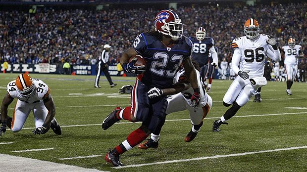 
                <strong>Marshawn Lynch Pro Bowl 2008</strong><br>
                In seiner zweiten Saison bei den Bills war es dann aber soweit. Obwohl er mit 1036 Yards bei acht Touchdowns nicht ganz an den Wert aus der Vorsaison heran kam, wurde er als vierter Running Back für den Pro Bowl nominiert.
              