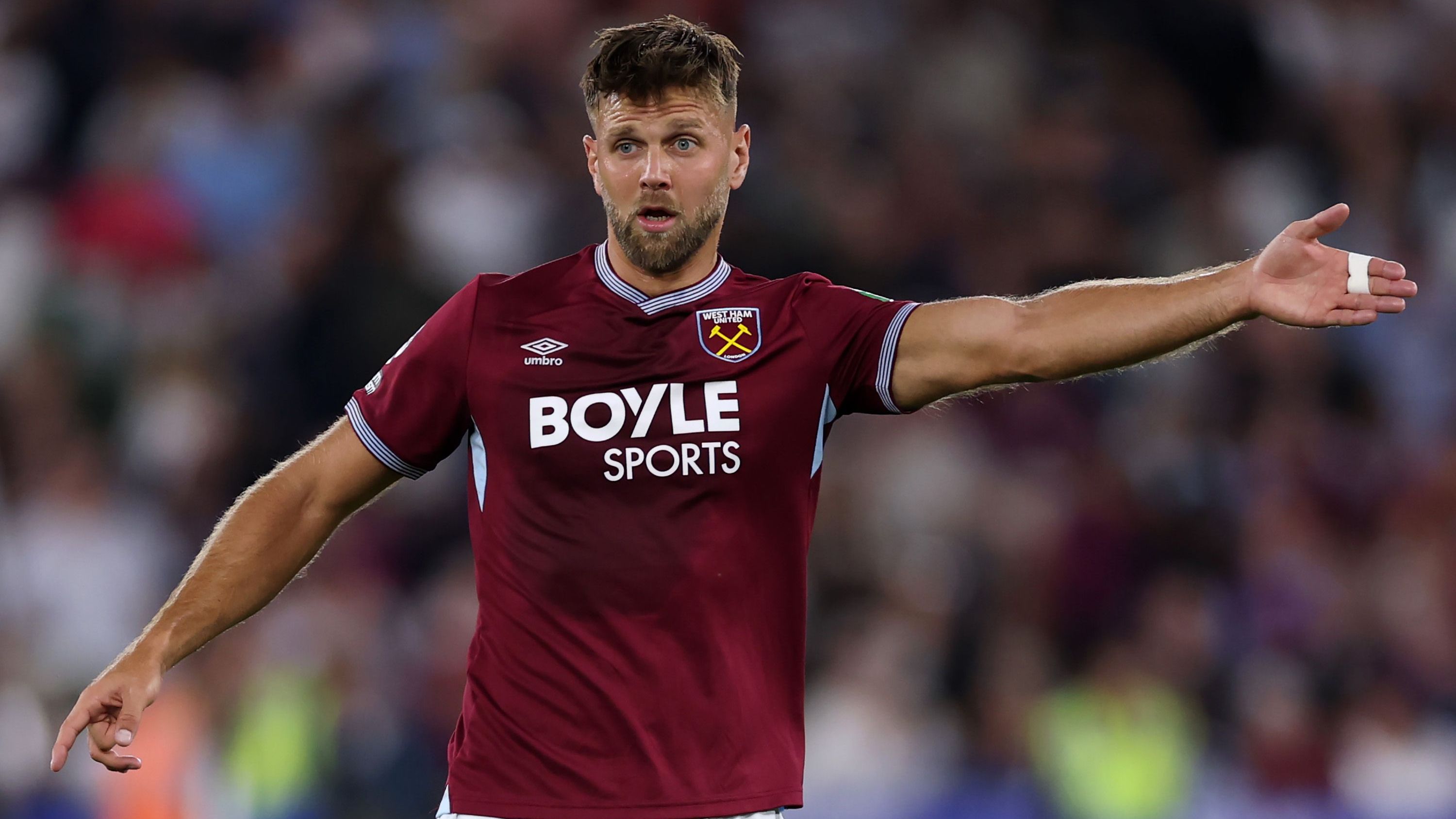 <em><strong>Niclas Füllkrug (West Ham United)</strong><br>Stürmer Niclas Füllkrug hat laut "Sky" bei West Ham keine Zukunft mehr. Dem Bericht nach wollen die Londoner den 32-Jährigen im Januar 2026 abgeben. Da aktuell keine Interessenten vorhanden sein sollen, sind die "Hammers" wohl bereit, auch eine Leihe mit Kaupflicht zu akzeptieren. Füllkrug hat beim Premier-League-Klub noch Vertrag bis 2028. Auch der Routinier soll mit Blick auf die WM 2026 wechselwillig sein, er gab zuletzt nach Muskelbündelriss erst sein Comeback.</em>