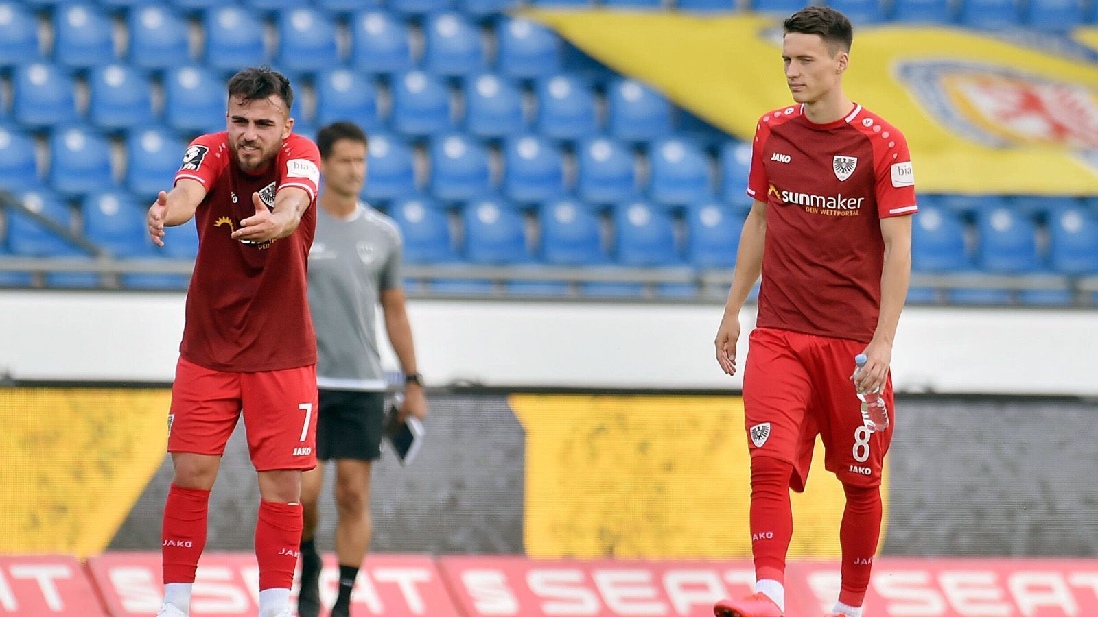 
                <strong>Preußen Münster (3. Liga)</strong><br>
                Ja, auch Preußen Münster gehörte 1963 zu den 18 Gründungsmitgliedern der Fußball-Bundesliga - es blieb bis heute die einzige Saison des Klubs in Deutschlands höchster Spielklasse. Derzeit plagen die Preußen ohnehin ganz andere Probleme als eine mögliche Rückkehr in die Bundesliga, Münster steht kurz vor dem Saisonende in der 3. Liga vor dem Abstieg. Fünf Punkte Rückstand auf das rettende Ufer bei noch vier ausstehenden Spielen - so liest sich die Ausgangslage für Preußen Münster vor dem Saisonfinish. Kurios: Seit der Fortsetzung des Spielbetriebes nach der Corona-Pandemie hat Preußen Münster vier Spiele in der 3. Liga nicht gewonnen - und jeweils danach Einspruch eingelegt. "Die Austragung des Spiels verstößt gegen die Grundsätze des Fair Play und der Chancengleichheit", hieß es in der Begründung des Vereins. Nach den Heimsiegen gegen Unterhaching und Halle verzichtete der Noch-Drittligist jedoch freilich auf dieses Mittel des Einspruches.
              