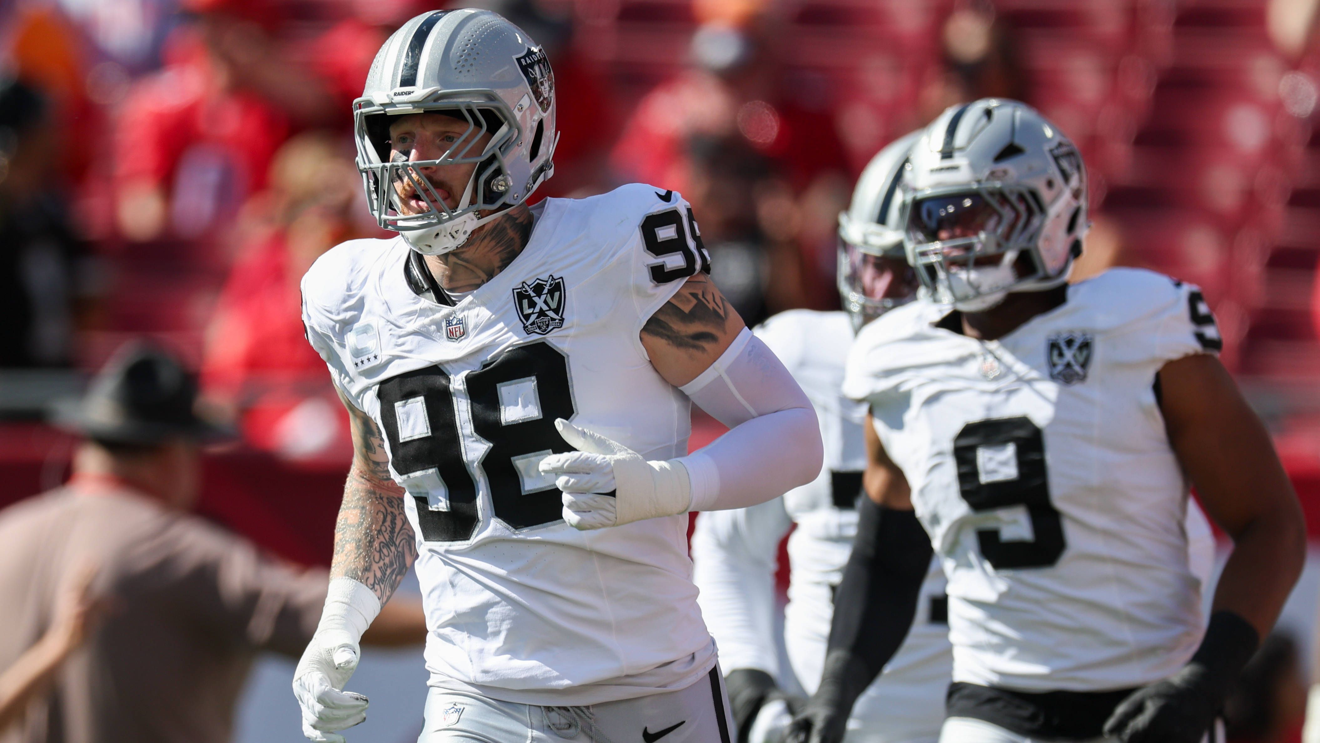 <strong>Maxx Crosby (Las Vegas Raiders)</strong><br>Die Las Vegas Raiders setzen ein Ausrufezeichen und statten Defensiv-Star Maxx Crosby offenbar mit einem Rekord-Vertrag aus. Wie mehrere Medien berichten, verlängerte der 27 Jahre alte Pass Rusher seinen Vertrag um drei Jahre. Mit einem Gesamtvolumen von kolportierten 106,5 Millionen Dollar, davon 91,5 Millionen Dollar garantiert, wird Crosby zum bestbezahlten Nicht-Quarterback der NFL-Geschichte.