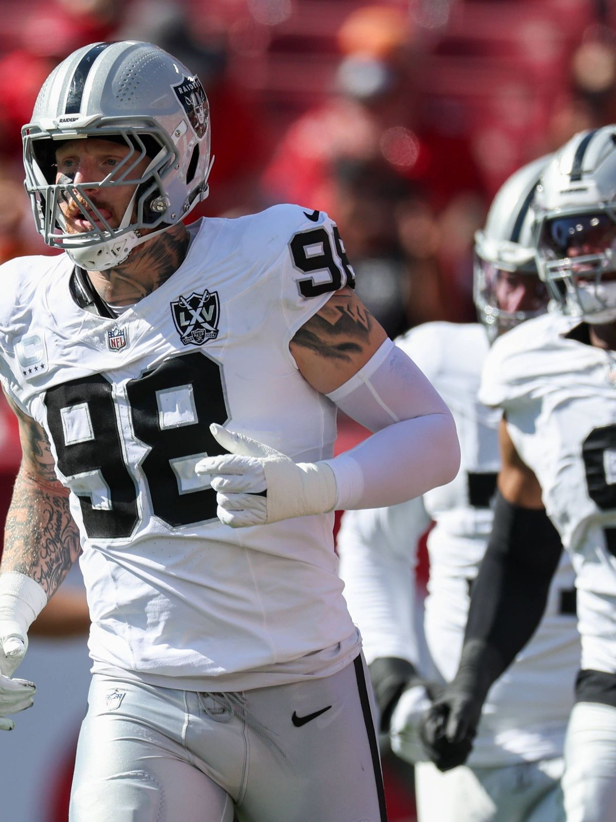 NFL, American Football Herren, USA Las Vegas Raiders at Tampa Bay Buccaneers Dec 8, 2024; Tampa, Florida, USA; Las Vegas Raiders defensive end Maxx Crosby (98) takes the field for a game against th...