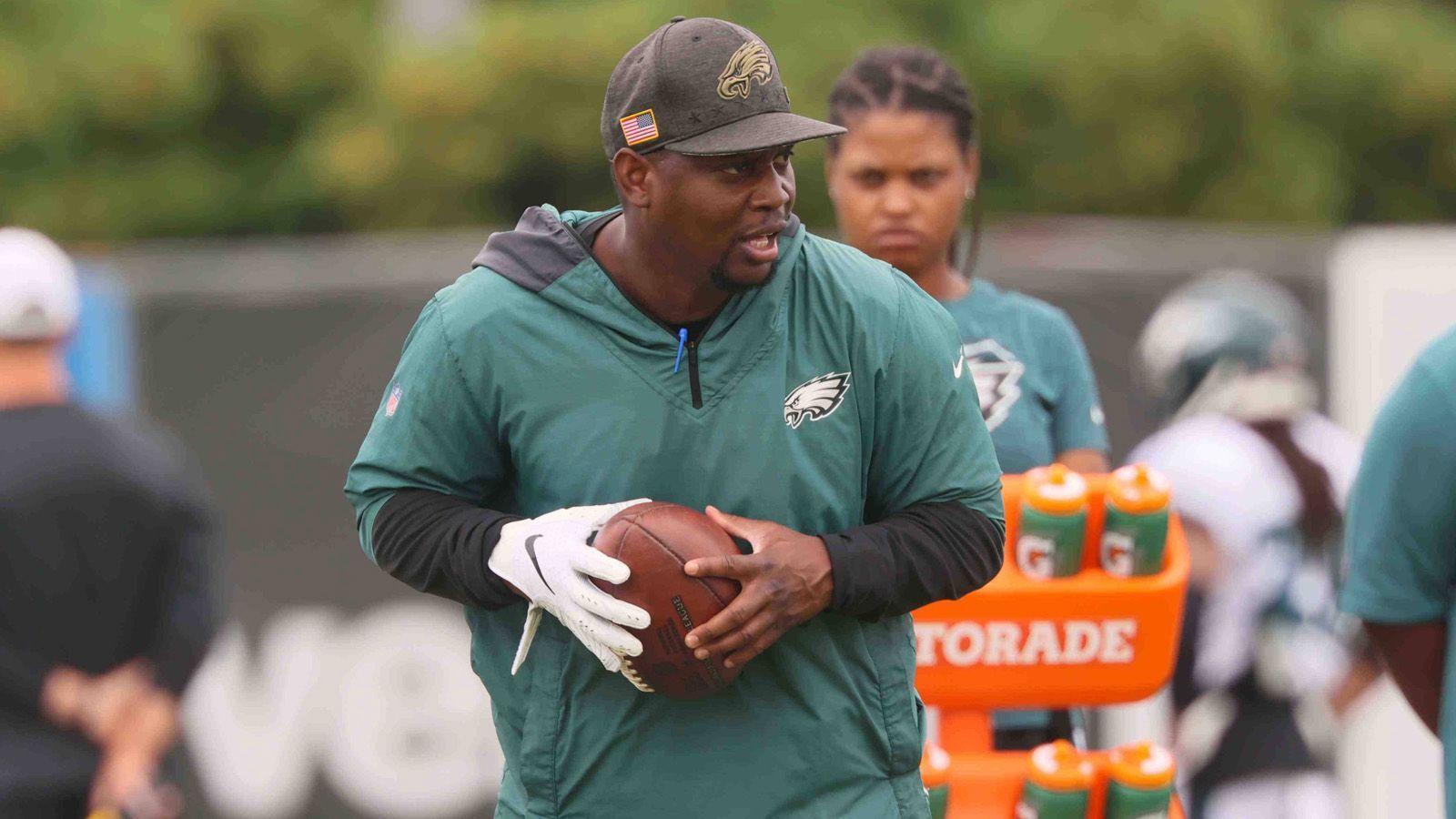 
                <strong>Dennard Wilson (Philadelphia Eagles)</strong><br>
                Wie in der Offense gibt es auch für den Defensive Coordinator einen teaminternen Favoriten für den Posten: Dennard Wilson. Der Defensive Backs Coach war zuvor der Defensive Passing Game Coordinator bei den New York Jets, ehe er nach Philadelphia kam. Bei den Eagles genießt er wohl ein hohes Ansehen, sowohl bei den Spielern als auch bei Head Coach Nick Sirianni. "Ich muss Coach Dennard einfach loben", sagte Sirianni nach dem Playoff-Sieg gegen die New York Giants, "er ist einfach ein großartiger Anführer und kann eine Gruppe zusammenbringen." Für den 40-Jährigen wäre es die höchste Coaching-Position in seiner Karriere.
              