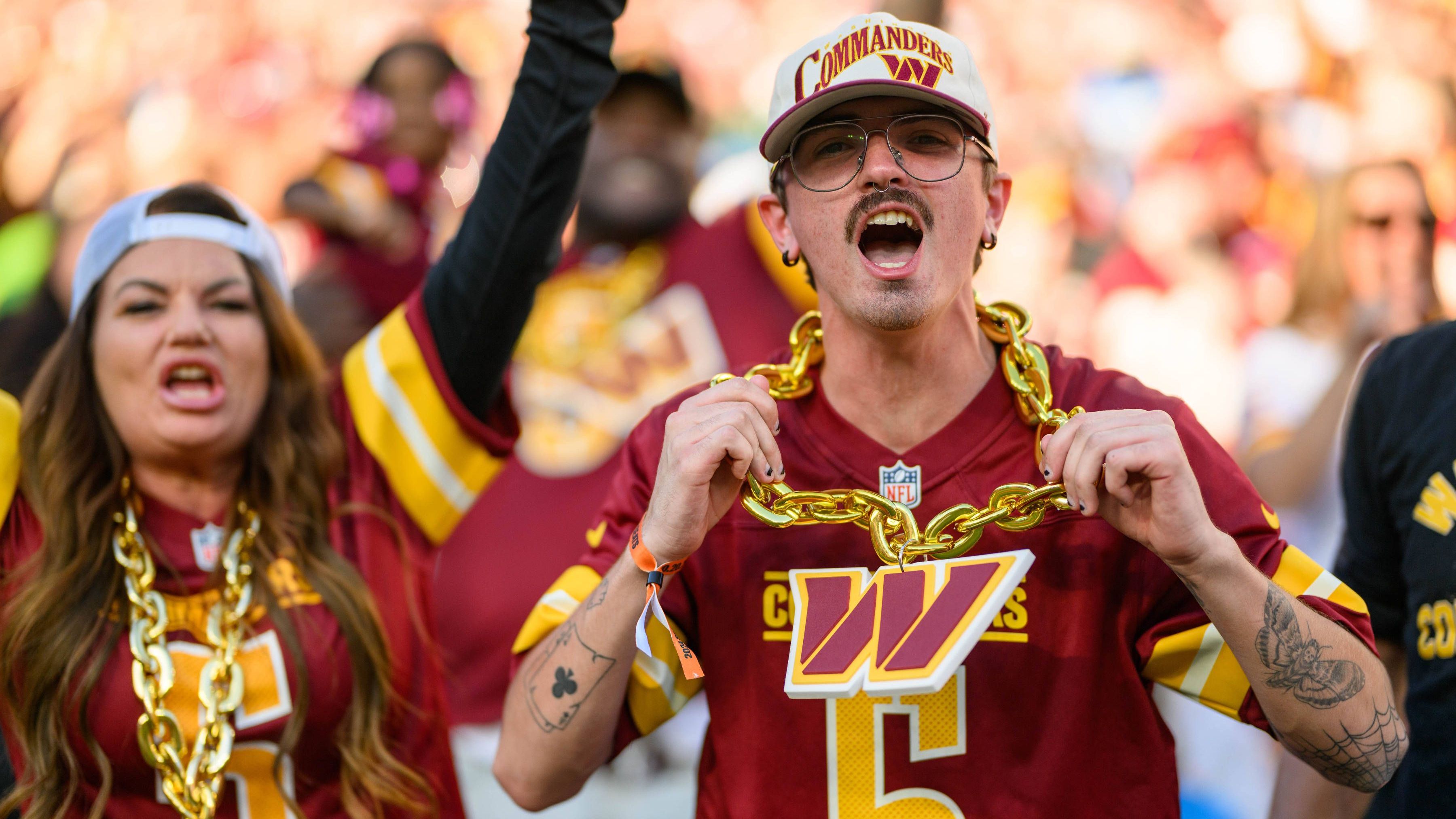 <strong>Washington Commanders: Drei Jahre</strong><br>Unter ihrem aktuellen Namen warten die Washington Commanders noch auf ihren ersten Sprung auf den Playoff-Zug. Als der Hauptstadt-Klub in der Saison 2020 zuletzt dabei war, trug er noch den Namen Redskins. Doch ihre Negativ-Serie könnten die 8-5-Commanders in diesem Jahr brechen.