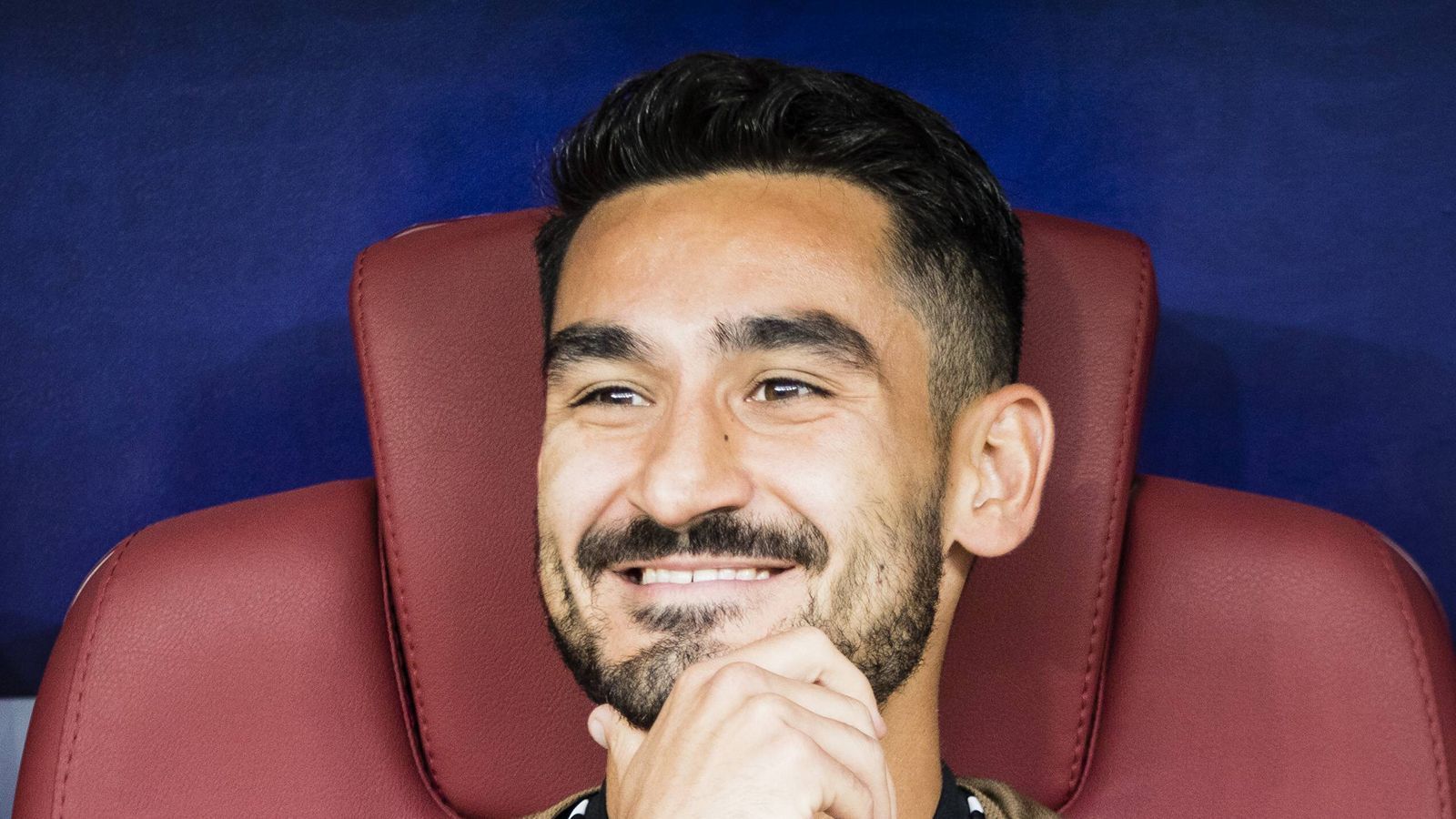 
                <strong>Ilkay Gündogan</strong><br>
                Nachdem Toni Kroos und vor allem Sami Khedira gegen Mexiko einen rabenschwarzen Tag erlebten, wäre Ilkay Gündogan die logische Alternative. Gündogan ist es von Manchesterr City gewohnt, eine ballbesitzorientierte Mannschaft zu dirigieren. Sein Vereinstrainer Pep Guadiola sagt über Gündogan: "Er spürt keinen Druck." Diese Coolness könnte für das Spiel gegen Schweden entscheidend sein. Dann nämlich steht die deutsche Nationalmannschaft unter Druck wie schon seit Jahren nicht mehr.
              