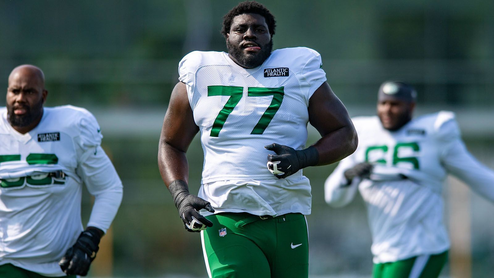 
                <strong>Mekhi Becton (New York Jets)</strong><br>
                Schon wieder das Knie! Nachdem Mekhi Becton aufgrund einer Knie-OP bereits fast die komplette Saison 2021 verletzt ausfiel, scheint auch die kommende Spielzeit beendet, bevor sie überhaupt richtig angefangen hat. Im Training brach sich der Erstrundenpick (10. Pick) von 2020 die Kniescheibe. Jets-Coach Robert Saleh bestätigte auf einer Pressekonferenz die Verletzung seines O-Liners, sprach dem 23-Jährigen aber Mut zu: "Wir lieben Mekhi. Wir schätzen alles, was er getan hat. Seine Reise ist noch nicht vorbei. Seine Geschichte ist noch nicht vorbei."
              