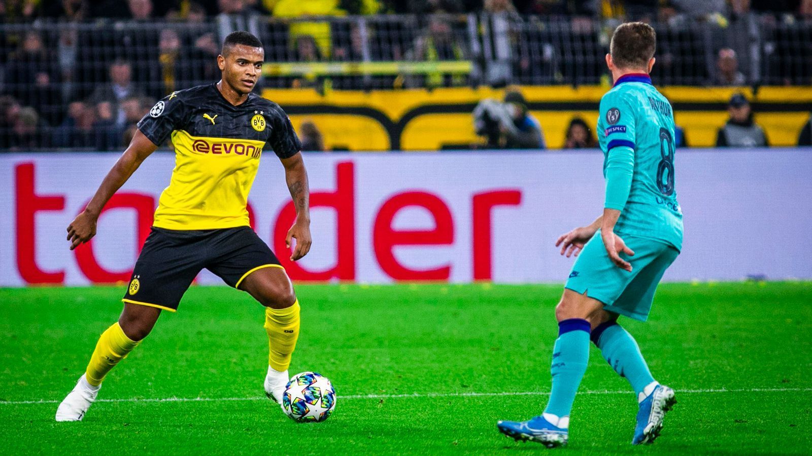 
                <strong>Manuel Akanji (Borussia Dortmund)</strong><br>
                In vielen Situationen souverän, zudem zweikampfstark. Sieht nun in ein paar Szenen, vor allem gegen Suarez, nicht immer sattelfest aus. Insgesamt aber ein verlässliches Spiel in der Innenverteidigung. ran-Note: 3
              