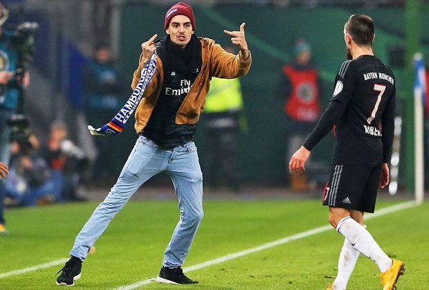 
                <strong>Flitzer in Hamburg</strong><br>
                Deutlich über das Ziel hinaus schoss jener Fan, der bei Bayerns Erfolg in Hamburg auf Franck Ribery zustürmte und den Franzosen schlug. Das fand der Bayern-Star natürlich ganz und gar nicht lustig. Lustiger und vor allem viel nackter geht es in anderen Sportarten zu
              