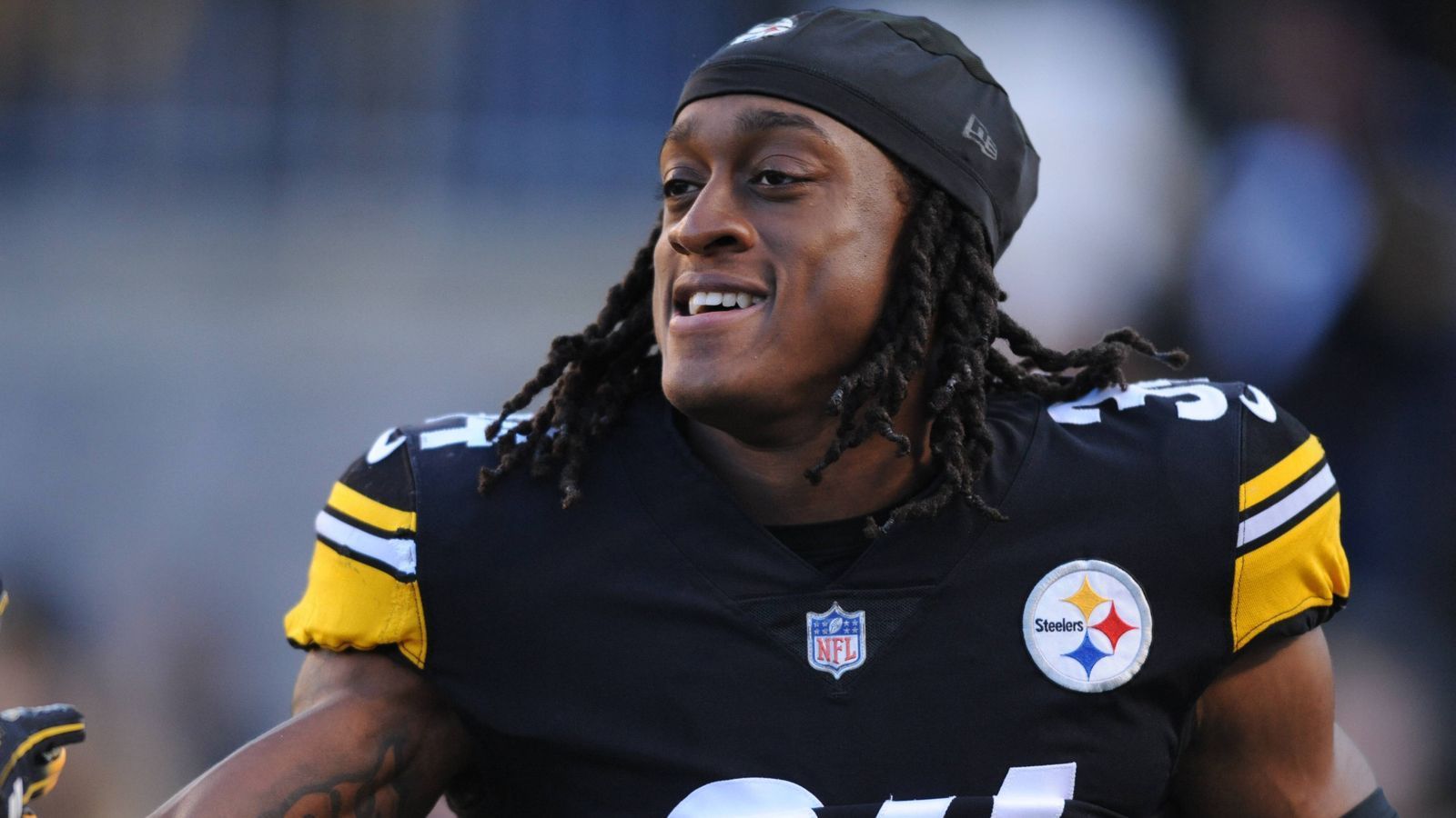 
                <strong>Pick 28: Terrell Edmunds (Safety, Pittsburgh Steelers)</strong><br>
                Laut seines NFL-Draft-Profils war der Safety ein Kandidat für die dritte oder vierte Runde. Die Steelers schlugen bereits in der ersten Runde zu. Er stand zwar in 15 von 16 Saisonspielen als Starting Safety auf dem Platz, hatte zu Saisonbeginn allerdings noch große Anpassungsschwierigkeiten. Mit der Anzahl der Spiele steigerte er sich in Punkto Tacklingverhalten und Übersicht - und verhalf den Steelers so zu einer Top-10-Passverteidigung. Und: Potenzial ist da, Edmunds noch lange nicht an seinem Zenit angekommen - kann das schwere Erbe von Steelers-Ikone Troy Polamalu antreten. ran-Note: 3
              