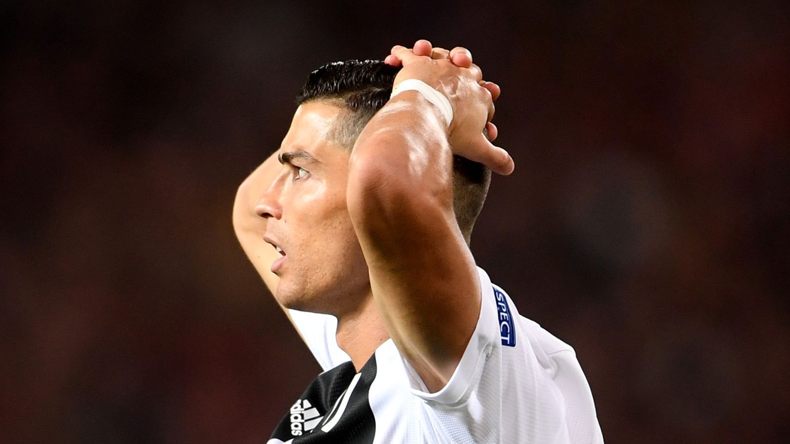 
                <strong>Zurück zur alten Liebe: CR7 mit Juve in Manchester</strong><br>
                Nach der Pause hatte Ronaldo erneut eine Chance, scheiterte aber wieder an de Gea. Den ersten Sieg bei seiner zweiten Rückkehr konnte er trotzdem feiern. Damit liegt Juve auf Kurs: Nach drei Spielen haben die Italiener neun Punkte auf dem Konto. United steht bei vier Zählern.
              