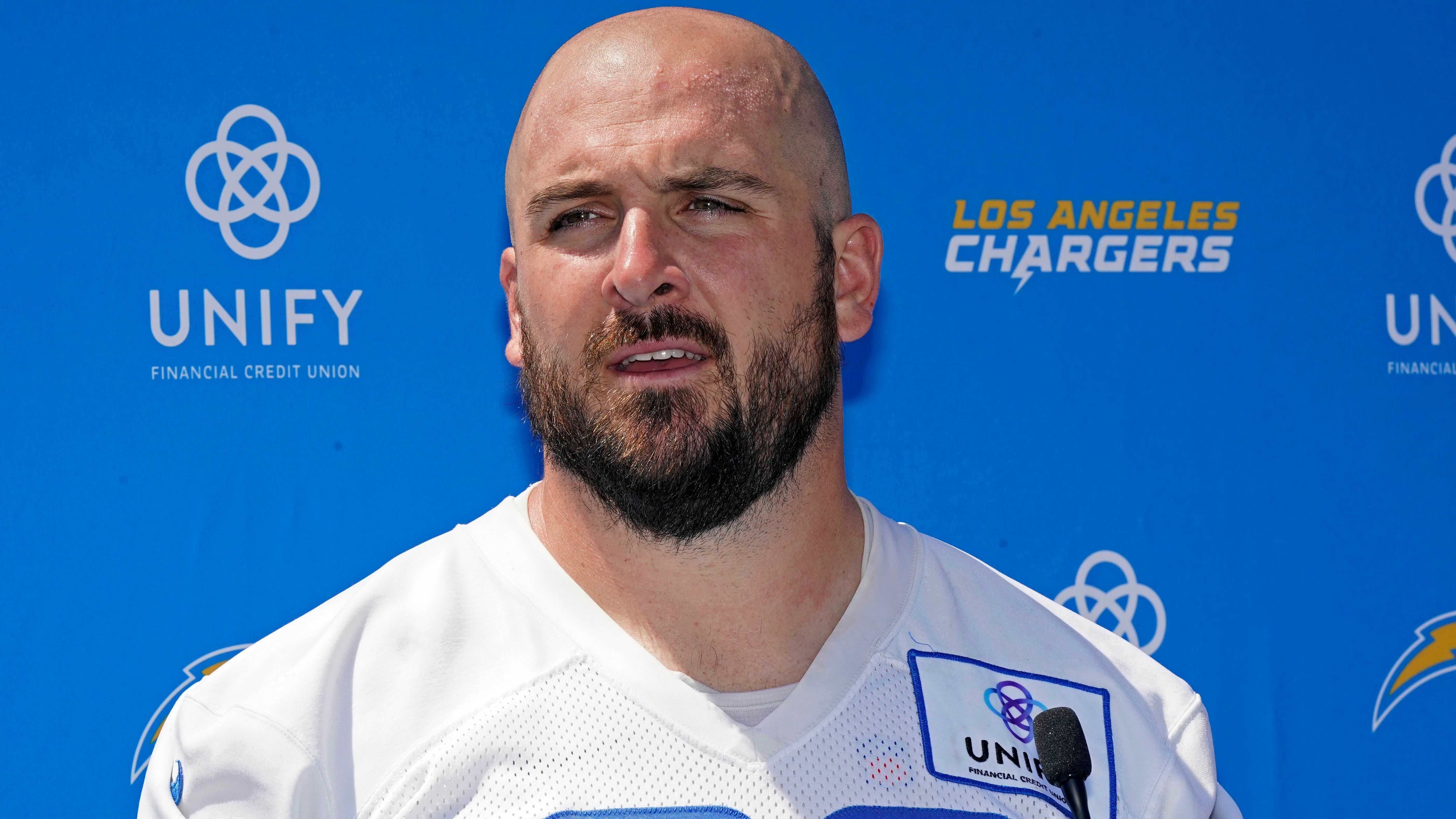 <strong>Corey Linsley (Los Angeles Chargers)</strong><br>Wie die Los Angeles Chargers mitteilen haben sie Center Corey Linsley entlassen. Dieser habe laut NFL-Insider Dov Kleiman daraufhin sein Karriereende beschlossen. Linsley verbrachte sieben Jahre mit den Green Bay Packers und drei weitere mit den Chargers. Der 32-Jährige stand in 132 NFL-Spielen auf dem Rasen und wurde 2021 in den Pro Bowl gewählt. Laut "PFF" ließ er seinen letzten Sack in Woche 10 des Jahres 2020 zu.