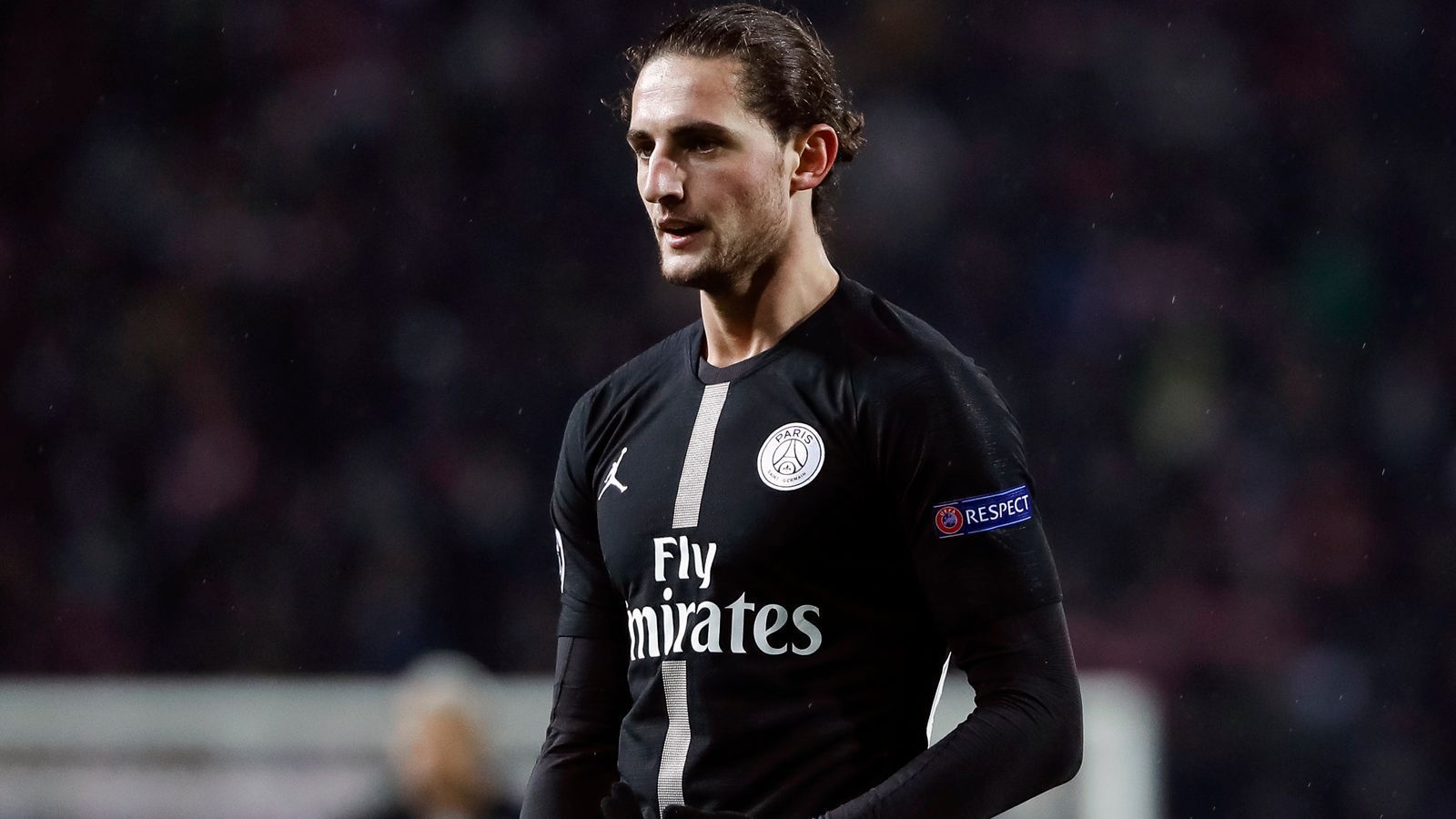 
                <strong>Adrien Rabiot</strong><br>
                Ein noch offener Transfer-Streit läuft zwischen PSG und Barca wegen des französischen Eigengewächses Adrien Rabiot. Der Mittelfeldspieler hat seinen Vertrag bei PSG immer noch nicht verlängert und wurde mittlerweile ins Reserveteam verbannt. Im Sommer 2018 soll Barca nur 15 Millionen Euro Ablöse für Rabiot geboten haben, was PSG sauer aufstieß. Sportdirektor Antero Henrique witterte daraufhin hinter dem Rücken von PSG eine damals verbotene Kontaktaufnahme Barcas zu Rabiot und kritisierte das öffentlich. Daraufhin stellten die Katalanen in einem Statement klar, dass die Kontaktaufnahme vielmehr vonseiten der Franzosen ausging. Der Ausgang in der Causa Rabiot ist derweil weiterhin offen, weil der 23-Jährige weder woanders unterschrieben hat noch bei PSG verlängert.
              