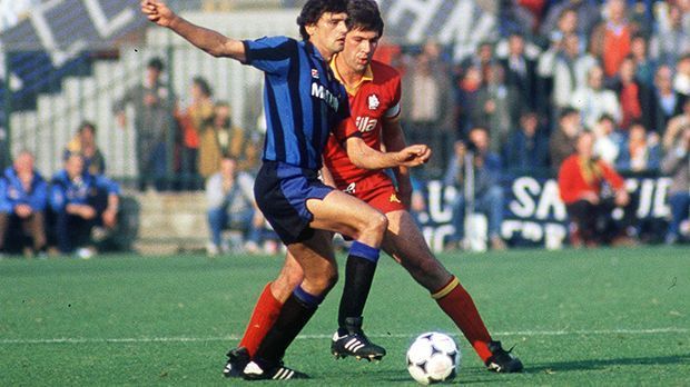 
                <strong>1979-87: Spieler des AS Rom</strong><br>
                1979-87: Spieler des AS Rom. Nach drei Jahren beim AC Parma wechselt Ancelotti 1979 zum AS Rom und entwickelt sich dort zum Nationalspieler. Mit den Römern wird er in acht Jahren einmal Meister und vier Mal Pokalsieger.
              