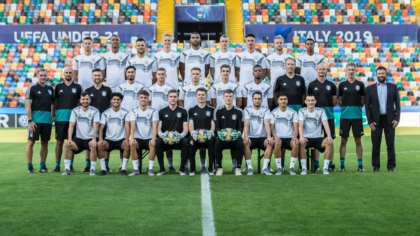 
                <strong>Der Kader der U21 für die EM in Italien und San Marino</strong><br>
                Am 16. Juni startet die deutsche U21-Nationalmannschaft in die Europameisterschaft in Italien und San Marino. Im Trainingslager in Südtirol bereiten sich die DFB-Junioren auf die mögliche Titelverteidigung vor. Trainer Stefan Kuntz hat nun den 23 Mann starken Kader bekannt gegeben. ran.de zeigt, das endgültige Aufgebot der U21-Junioren.Die U21 ab September live und exklusiv auf ProSieben, ProSieben MAXX und im LIVESTREAM auf ran.de
              