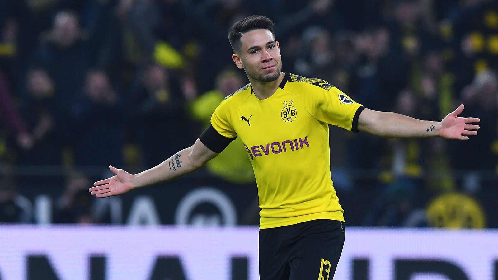 
                <strong>Raphael Guerreiro</strong><br>
                Ist nach 52 Sekunden im Strafraum schneller als sein Gegenspieler und zur Stelle, trifft zum 1:0. Danach immer wieder mit guten Ideen, stark sein Pass auf Hazard, der aber nicht vollstrecken kann. Auch später immer wieder anspielbereit und zielstrebig. ran-Note: 2
              