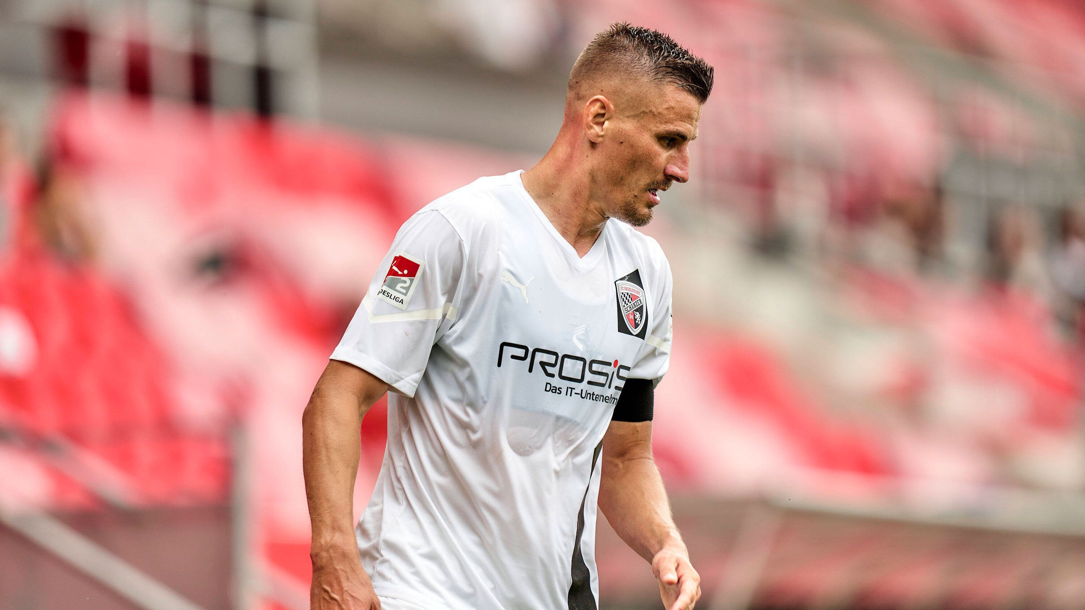 
                <strong>FC Ingolstadt</strong><br>
                &#x2022; Kapitän: Stefan Kutschke -<br>&#x2022; Position: Mittelstürmer -<br>&#x2022; Im Verein seit: 2017<br>
              