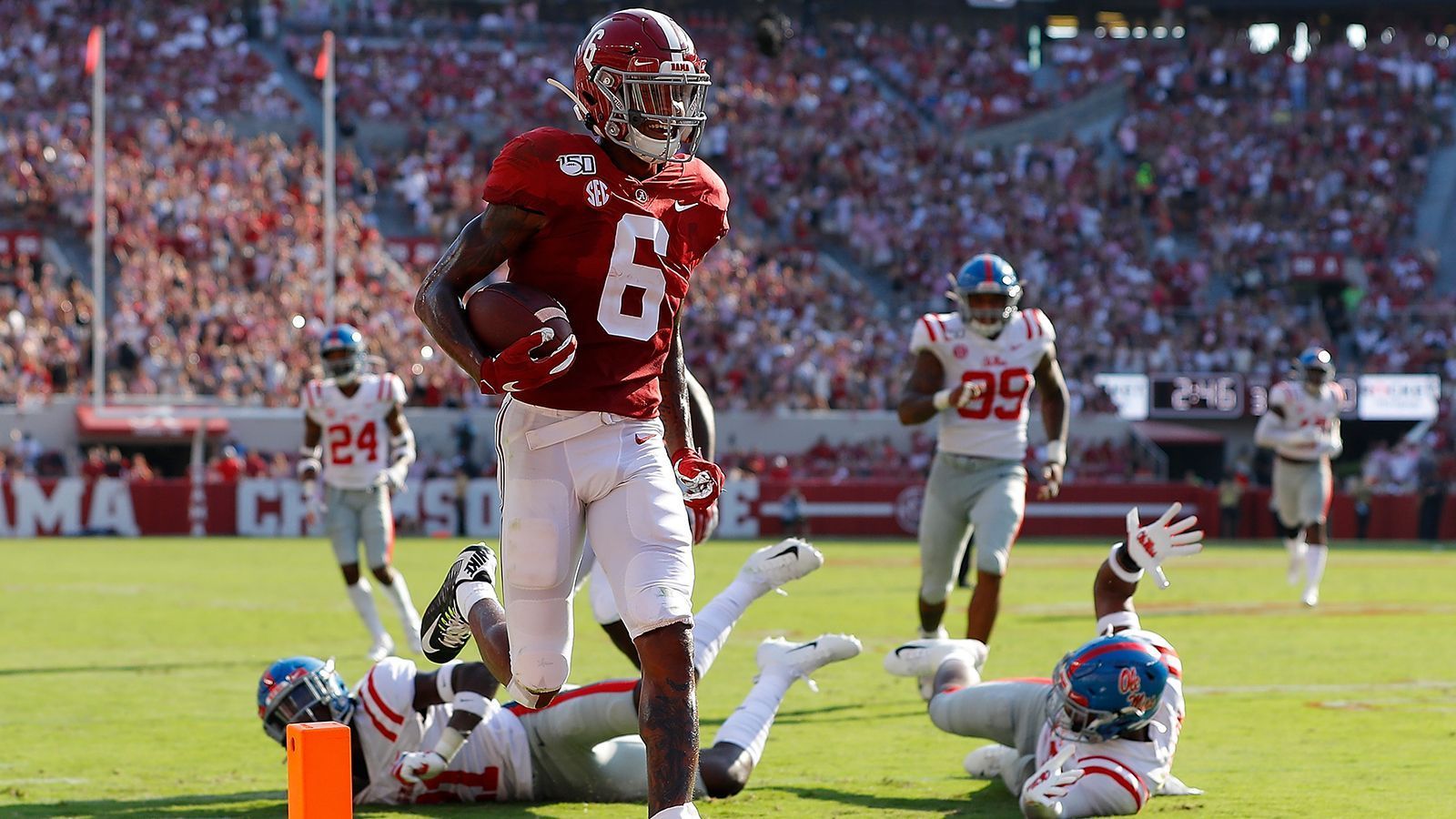 
                <strong>DeVonta Smith</strong><br>
                Für viele Receiver sind fünf gefangene Touchdowns in einer Saison eine ordentliche Leistung. DeVonta Smith benötigte dafür ein Spiel. Er brach gegen die Ole Miss Rebels den Alabama-Rekord für die meisten gefangenen Touchdowns in einem Spiel (Spieler wie Amari Cooper hatten drei). Der 1,85 Meter große Receiver hat sich als sicherer Passfänger etabliert. Nach fünf Spieltagen fängt er 82 Prozent seiner Anspiele - Teambestwert. Neben seinen "sicheren Händen" zeichnet sich Smith durch gutes "Route-Running" aus, schickt Verteidiger durch schnelle Bewegungen immer wieder in die falsche Richtung. NFL-Spieler-Vergleich: Michael Thomas (New Orleans Saints)
              