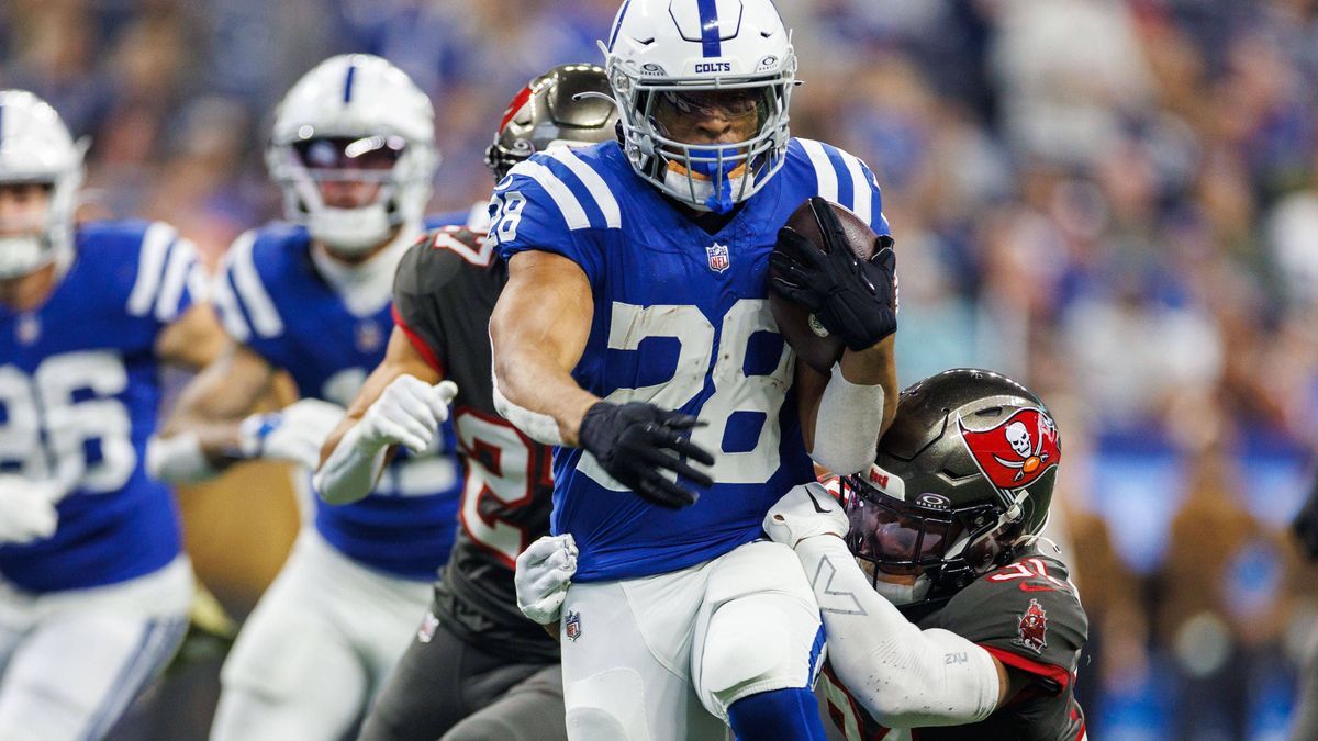 November 26, 2023: Indianapolis Colts running back Jonathan Taylor (28) runs with the ball during NFL, American Football Herren, USA game action against the Tampa Bay Buccaneers at Lucas Oil Stadiu...