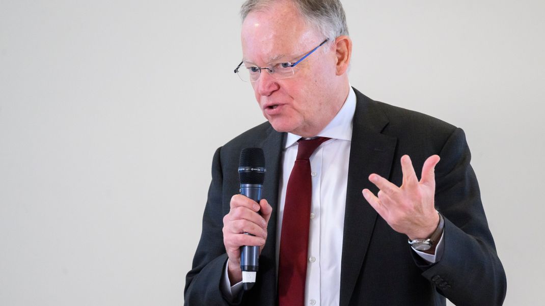 Niedersachsens Ministerpräsident Stephan Weil warnt vor Prognosen zu Asylbewerberzahlen.