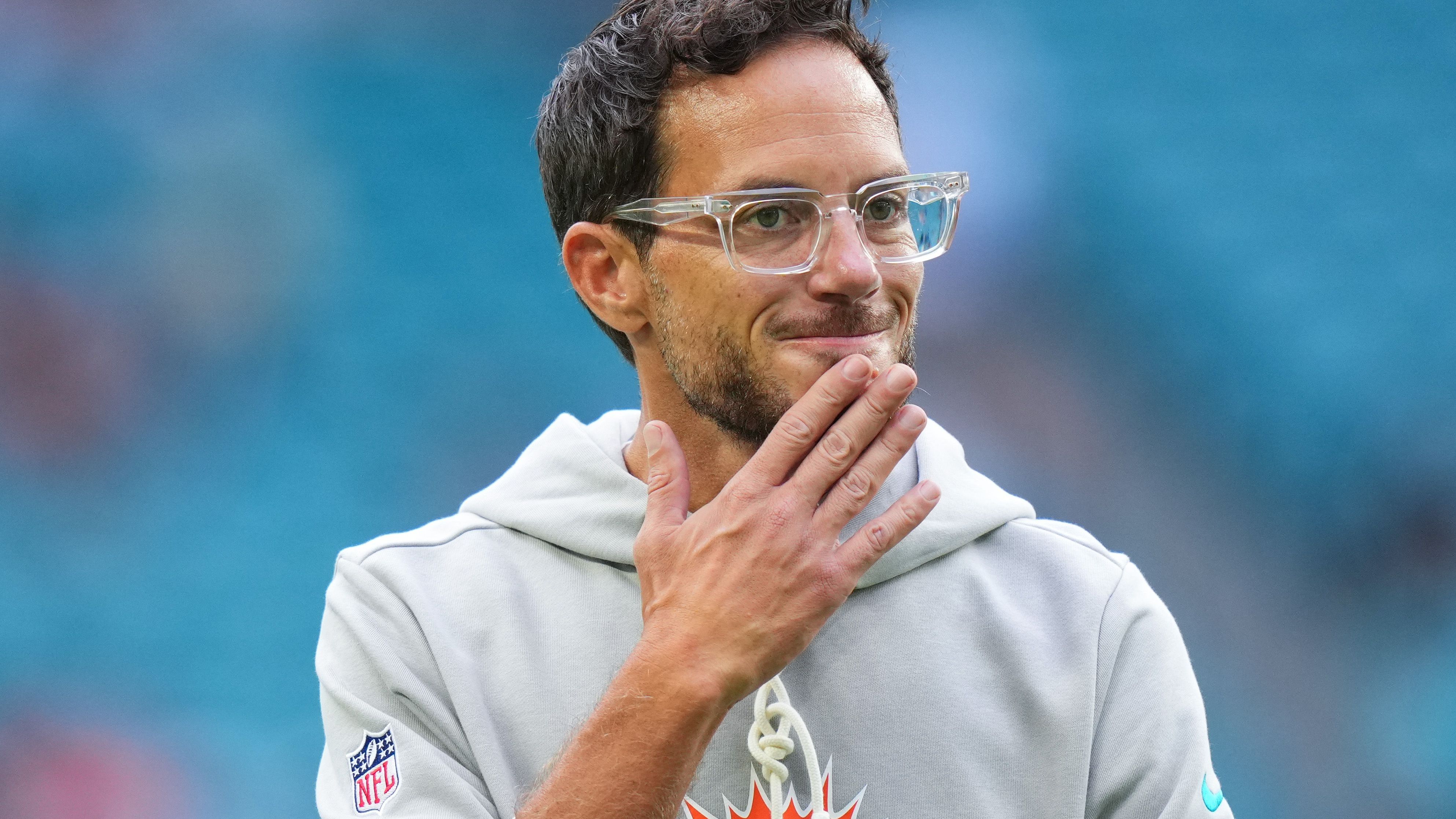 <strong>Mike McDaniel (Miami Dolphins)</strong><br>Nicht nur deshalb geben die "Fins" auch abseits des Feldes kein gutes Bild ab. Denn während des Heimspiels gegen die New England Patriots schwebte ein Flieger über das Stadion, der ein Banner mit der Aufschrift "Fire McDaniel" hinter sich herzog. Nach großen Investitionen in den vergangenen&nbsp; Jahren, die wenig Ertrag brachten, scheint McDaniel im Umfeld nicht allzu viel Kredit zu genießen.