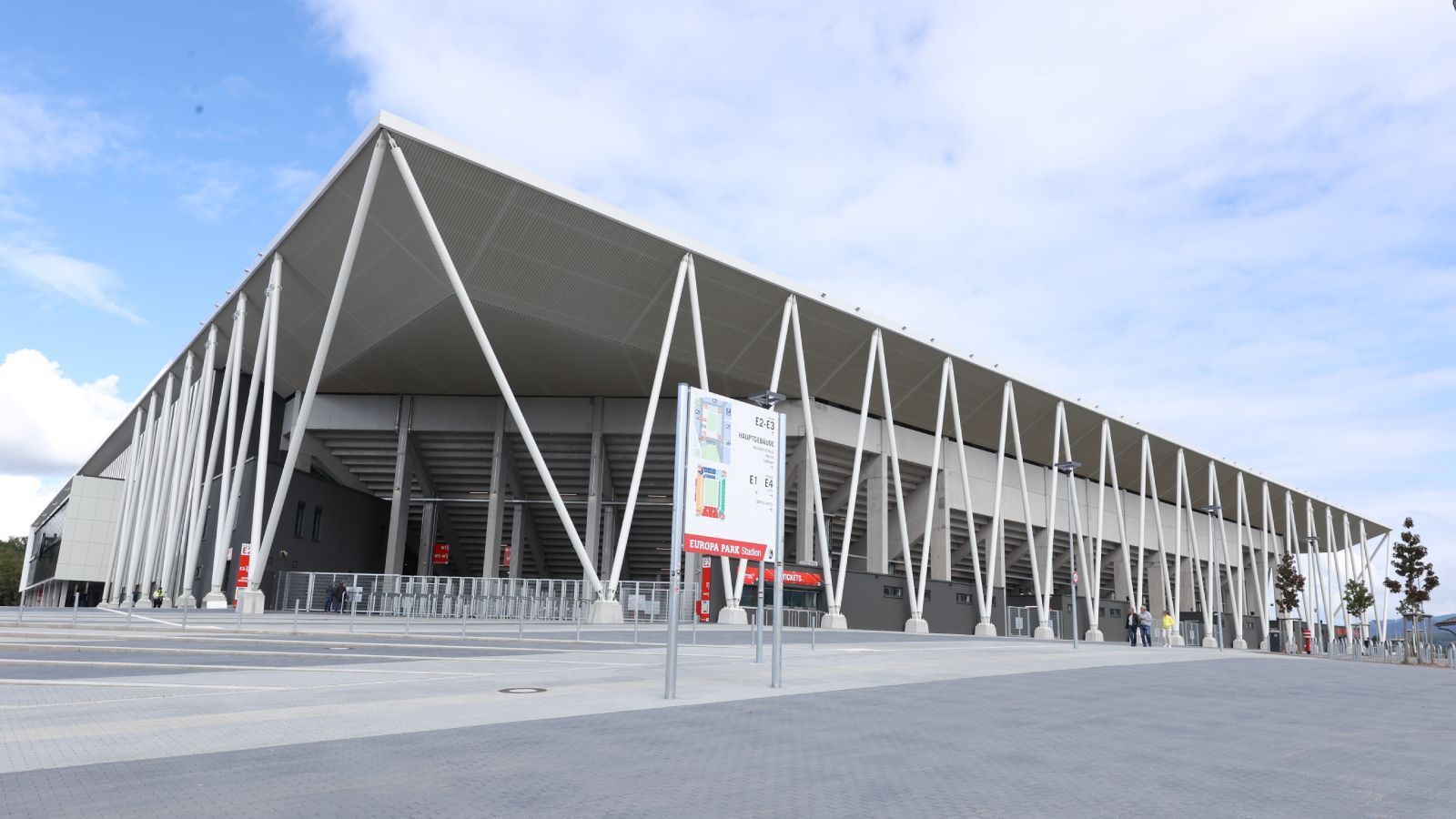 
                <strong>Platz 5: Europa-Park Stadion (SC Freiburg)</strong><br>
                Freiburg macht seinem Ruf als Studenten-Stadt alle Ehre und hat sich ein Stadion in der Optik einer modernen Universität gebaut. Innen ist das Europa-Park Stadion mindestens in einer Hinsicht besonders fan-freundlich: Rollstuhlfahrer haben die Möglichkeit, durch speziellen Mundlöcher direkten Zugang zur Stehtribüne zu bekommen und Teil der stimmungsvollen roten Wand zu werden. Größter Pluspunkt: Auch im Jahr 2022 kann man in Freiburg sein Bier noch immer bar bezahlen... Prost!
              