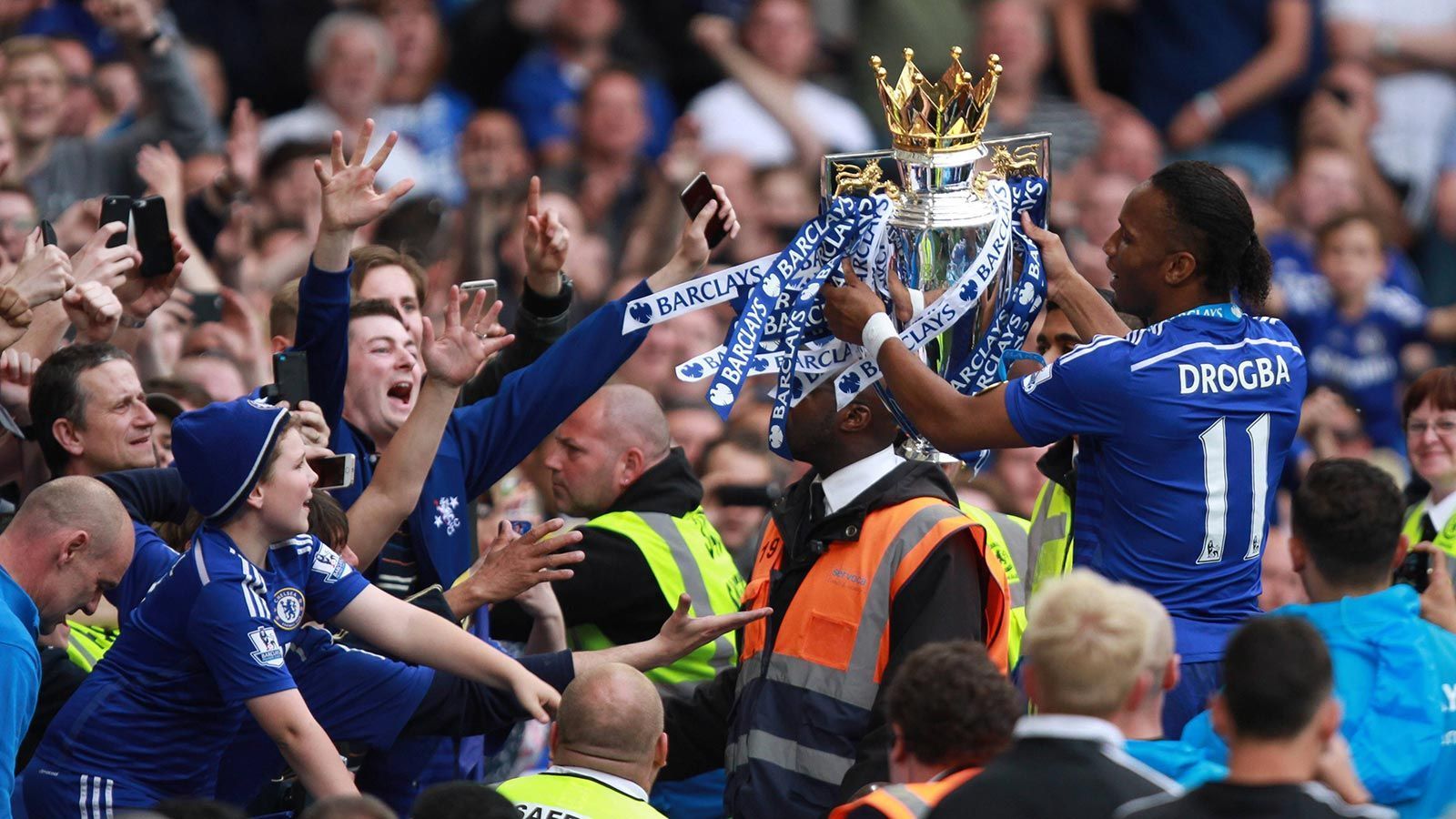 
                <strong>Platz 3: FC Chelsea</strong><br>
                Nicht an erster Stelle, sondern an dritter Stelle befindet sich die aus Pochettinos Sicht "beste Mannschaft" – mit insgesamt 15 Trophäen. Die "Blues" spielten in der vergangenen Saison allerdings trotz Rekordausgaben für neue Transfers extrem enttäuschend auf und landeten am Ende der Saison auf Rang zwölf. Der Klub hat damit in der Saison 2023/2024 keine Chance auf internationale Titel.
              