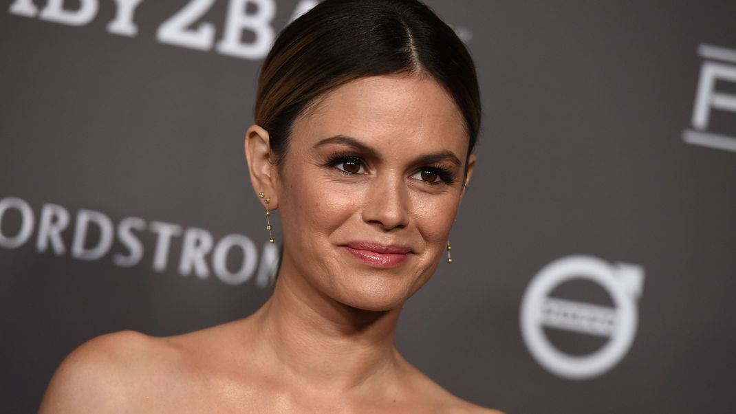 Rachel Bilson ist eine natürliche Schönheit, die aber auch den ein oder anderen Make-up-Kniff nutzt.