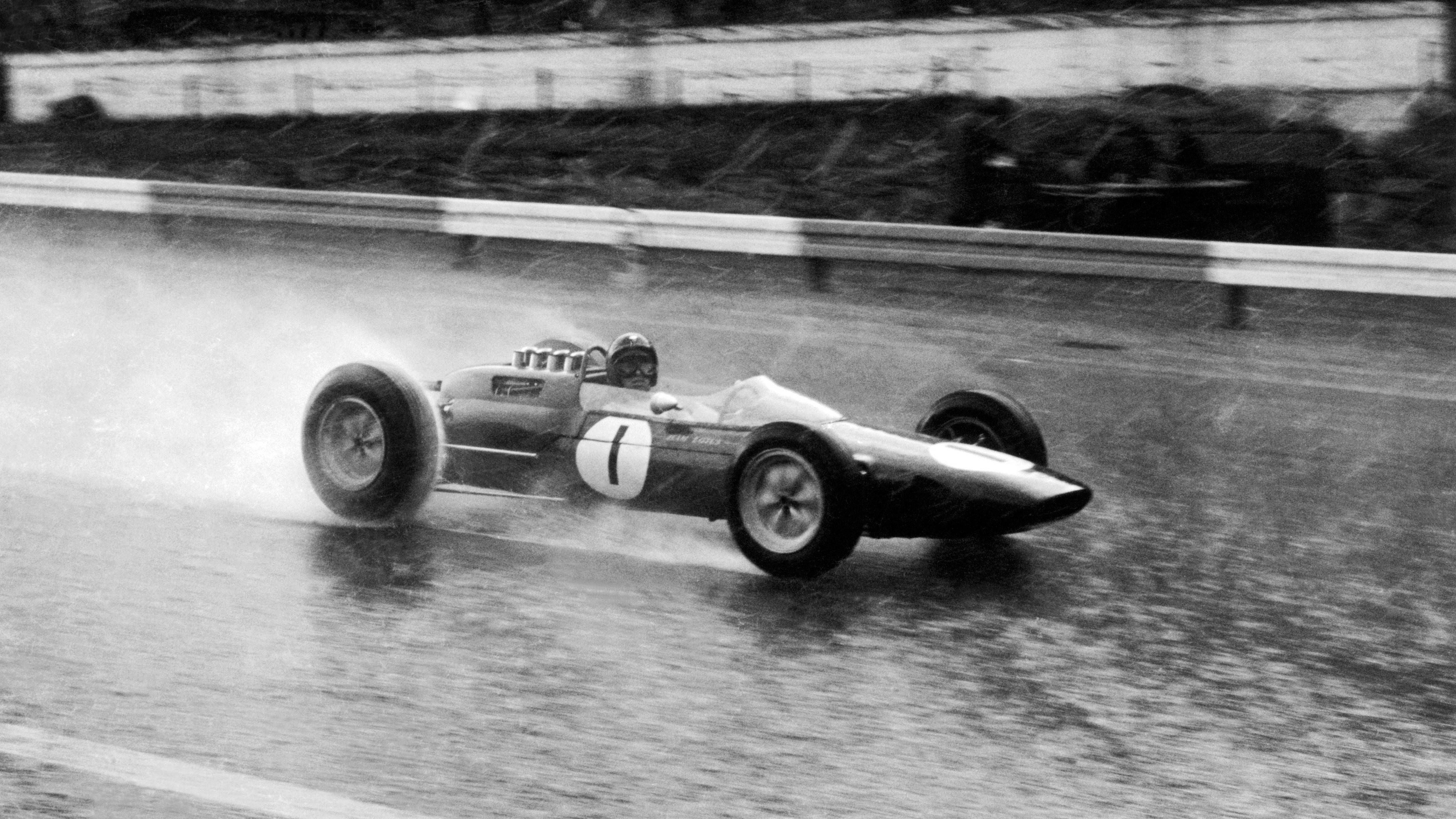 <strong>Platz 6 (geteilt): 1963 (Jim Clark)</strong><br>Ebenfalls drei Rennen vor Schluss konnte Jim Clark seinen ersten Titel einfahren - bei insgesamt sogar nur zehn gefahrenen Rennen. Beim Großen Preis von Italien konnte der Brite im Lotus für die vorzeitige Entscheidung sorgen.