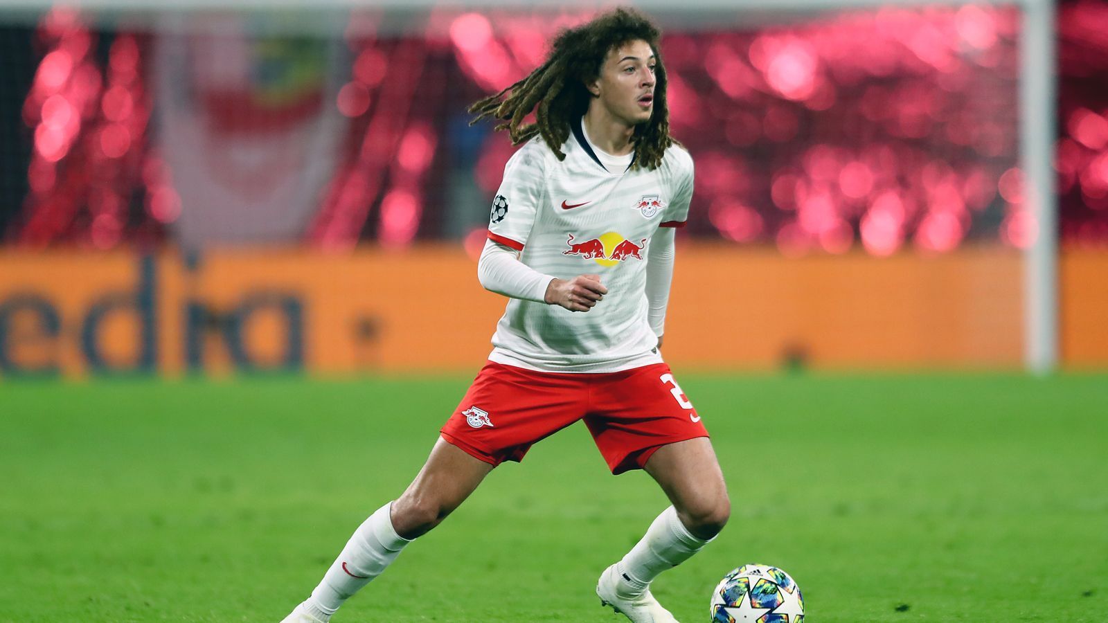 
                <strong>Ethan Ampadu (RB Leipzig)</strong><br>
                Eine eher unglückliche Leihe in die Bundesliga erlebte einst Ethan Ampadu, als er von Chelsea in der Saison 2019/20 zu RB Leipzig wechselte. Unter dem damaligen RB-Coach Julian Nagelsmann kam das Defensivtalent nur zu sieben Pflichtspiel-Einsätzen. Zuletzt war der mittlerweile 21-Jährige in der Saison 2021/22 erneut verliehen und beim damaligen Serie-A-Aufsteiger Venedig sogar Stammspieler. Nachdem sein Team aber den Abstieg nicht verhindern konnte, kehrte er wieder an die Stamford Bridge zurück. Der Vertrag des walisischen Nationalspielers bei den "Blues" läuft noch bis 2024. Nun könnte er bis Ende August nach Italien zurückkehren. Laut dem Transfermarkt-Experten Gianluca Di Marzio dürfte ein Wechsel zu Spezia im Raum stehen - natürlich wieder per Leihe. 
              