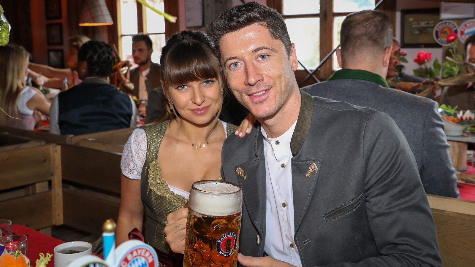 
                <strong>Platz 6: Anna Lewandowska</strong><br>
                Die Herzdame an der Seite des amtierenden Weltfußballers Robert Lewandowski ist seine Ehefrau Anna Lewandowska. Die 33-Jährige, mit der Lewandowski zwei gemeinsame Töchter hat, war früher eine Karatekämpferin von Weltniveau. Heute ist sie als Autorin von Büchern über Fitness und Social-Media-Influencerin äußerst erfolgreich. Bei Instagram folgen ihr rund 3,3 Millionen Menschen, wodurch auch sie - wie Ehemann Robert - ein Millionen-Einkommen erwirtschaftet. Rund 19.500 Euro soll Lewandowska allein über Instagram durch jeden Post verdienen. Punkte im "Sun"-Spielerfrauen-Ranking: 67
              