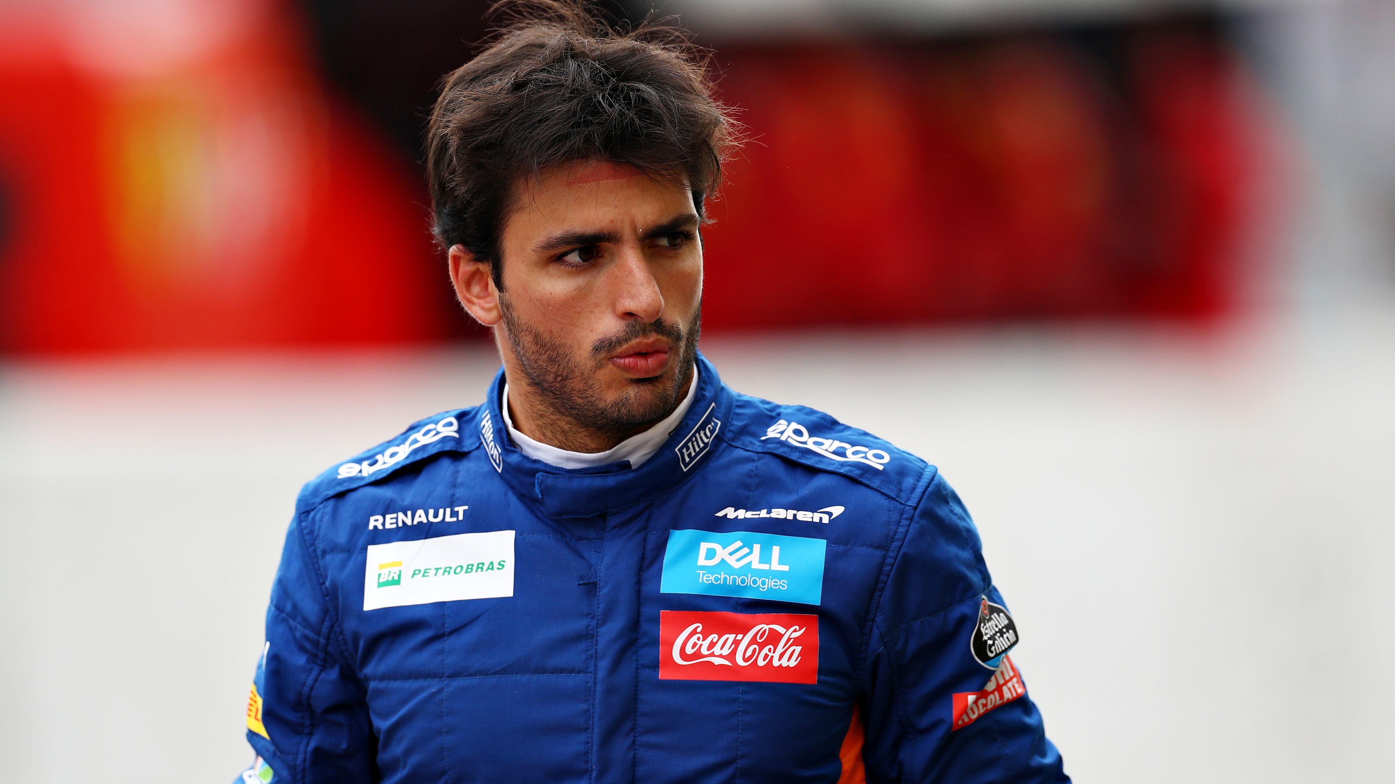 
                <strong>Carlos Sainz Jr. (McLaren)</strong><br>
                McLaren-Pilot Carlos Sainz Jr. gilt aktuell als Favoriten auf die Nachfolge des Heppenheimers. In der vergangenen Saison ließ der 22-Jährige mit starken Leistungen und Platz sechs in der Fahrer-Wertung aufhorchen. Laut "Bild" sollen die Verhandlungen zwischen dem Fahrer und Ferrari bereits weit fortgeschritten sein. Passenderweise läuft sein Vertrag nach der kommenden Saison ebenfalls aus. Für Sainz wäre der Wechsel zur Scuderia bereits der vierte Cockpit-Tausch seit 2015. Damals startete der Sohn des gleichnamigen, zweifachen Rallye-Weltmeisters bei Toro Rosso, ging 2017 zu Renault und nur ein Jahr später zu McLaren.
              