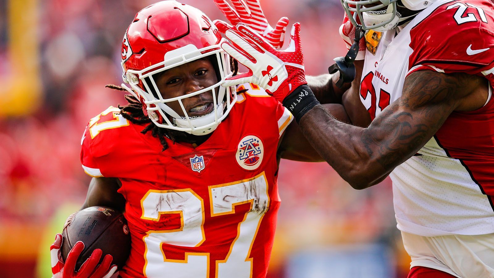 
                <strong>Kareem Hunt</strong><br>
                Nachdem ein Prügel-Video aus einem Hotelflur aufgetaucht war, entließen die Kansas City Chiefs ihren Running Back Kareem Hunt. Nun ermittelt die NFL in mehreren Fällen gegen ihn. Eine längere Sperre scheint wahrscheinlich. Dennoch wird der hochtalentierte Hunt bei einigen Teams in der Free Agency ganz hoch im Kurs stehen. Einen Spieler seiner Klasse so einfach zu bekommen, ist eine lukrative Chance. Bisher wurde Hunt unter anderem mit den Tampa Bay Buccaneers und den Chicago Bears in Verbindung gebracht.
              